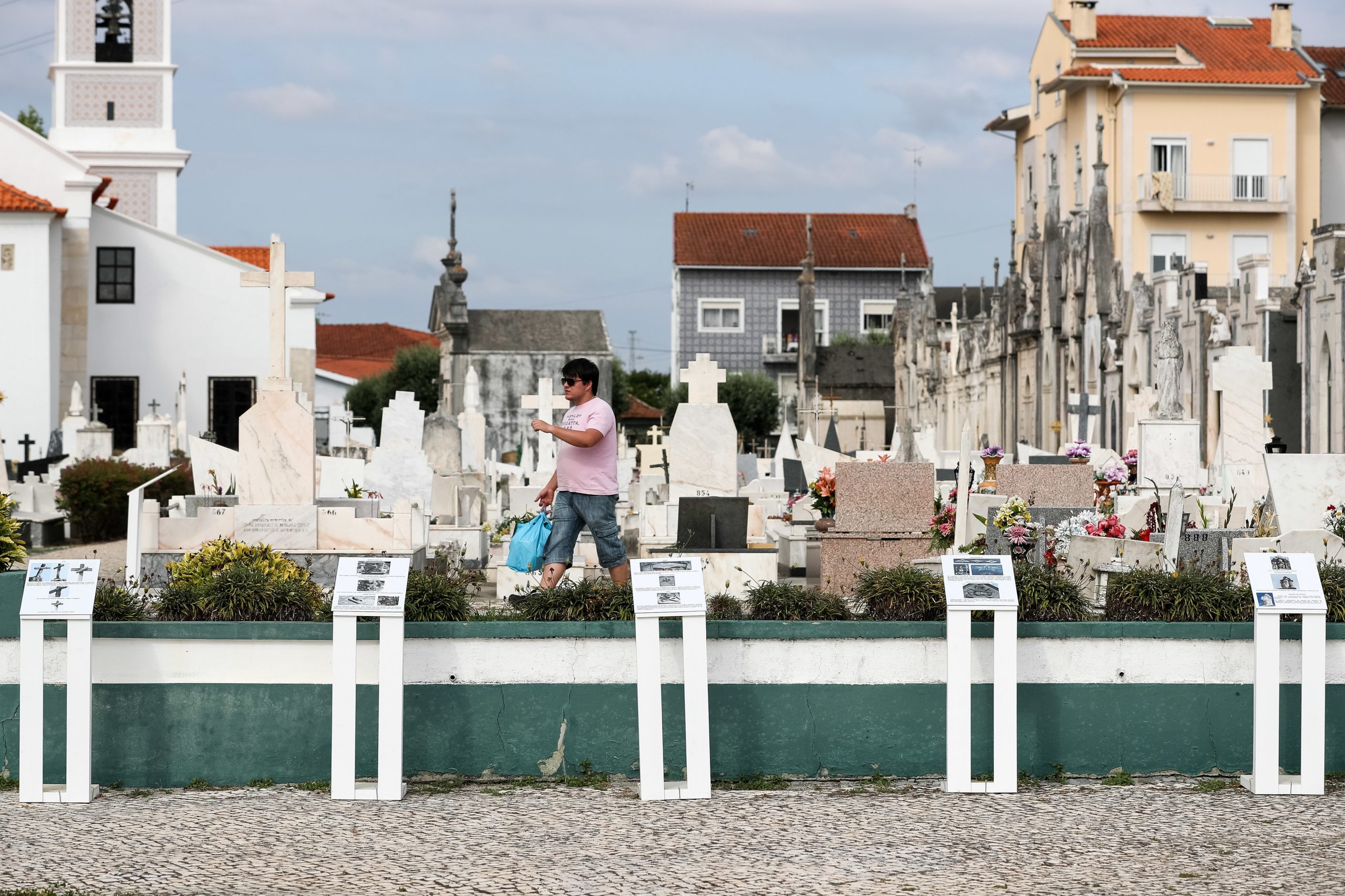 Há festa nos cemitérios. De jazigos abertos a visitas noturnas