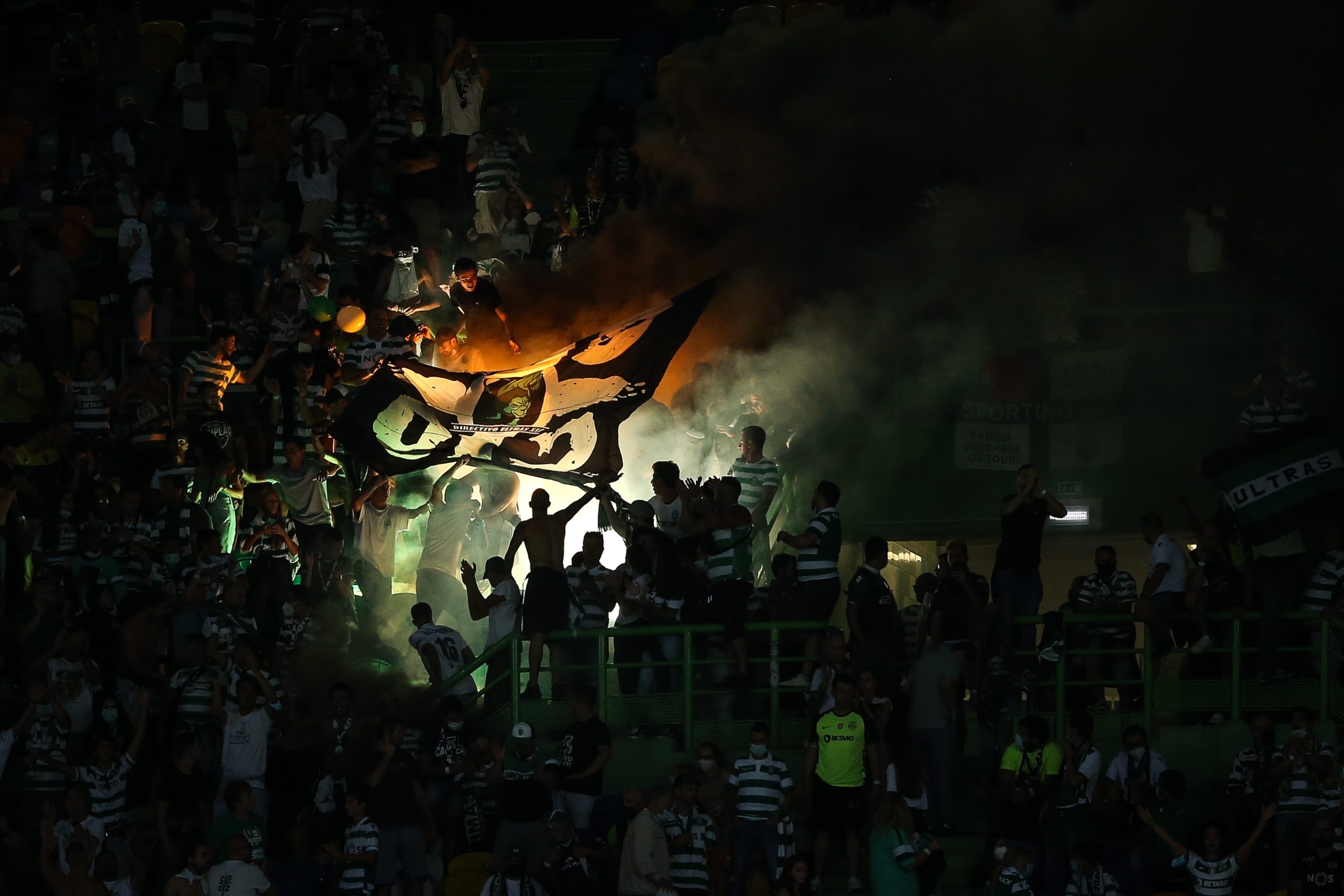 Sporting multado em mais de sete mil euros pelo uso de engenhos pirotécnicos no clássico
