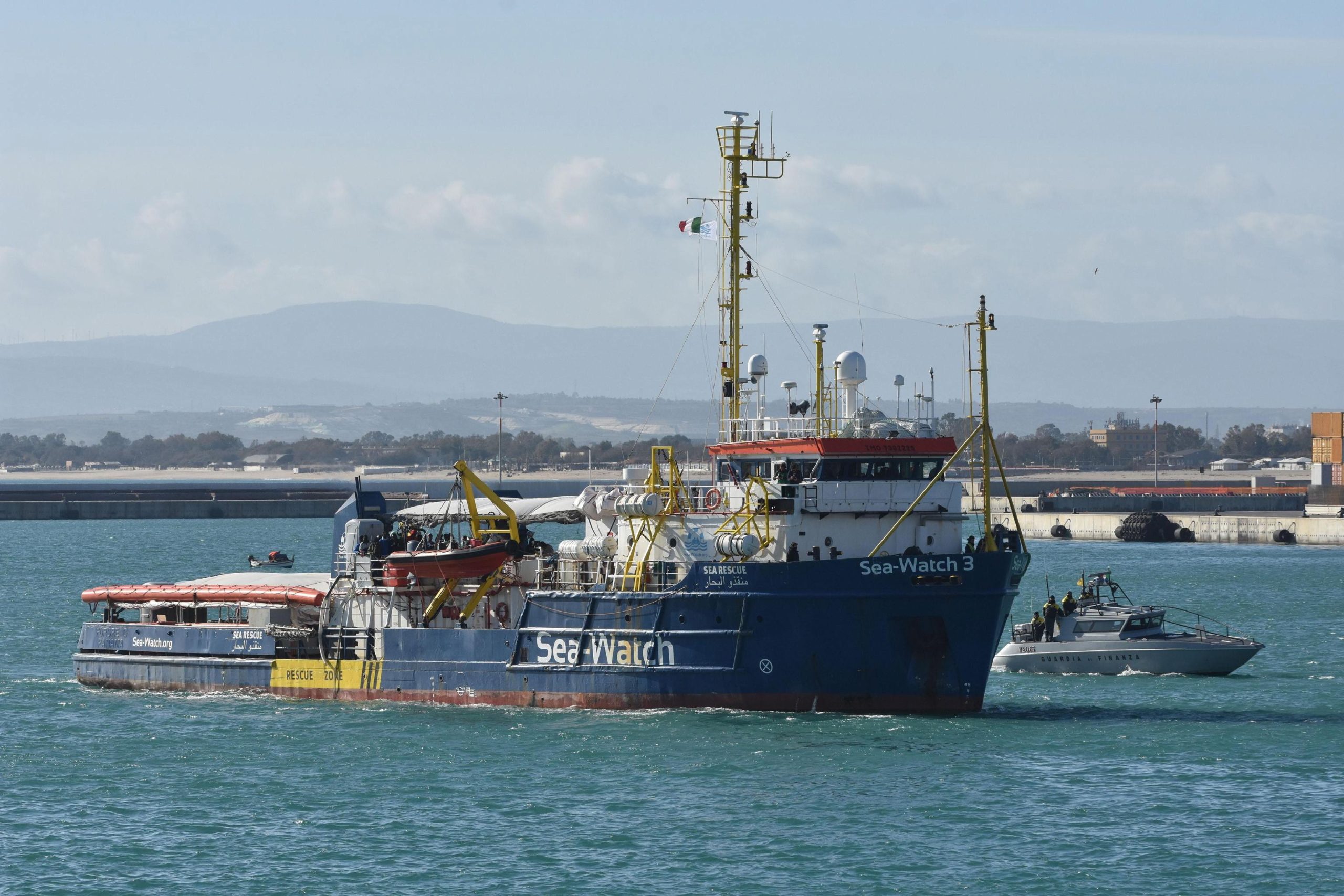 ONG Sea-Watch resgata 65 pessoas no mar Mediterrâneo