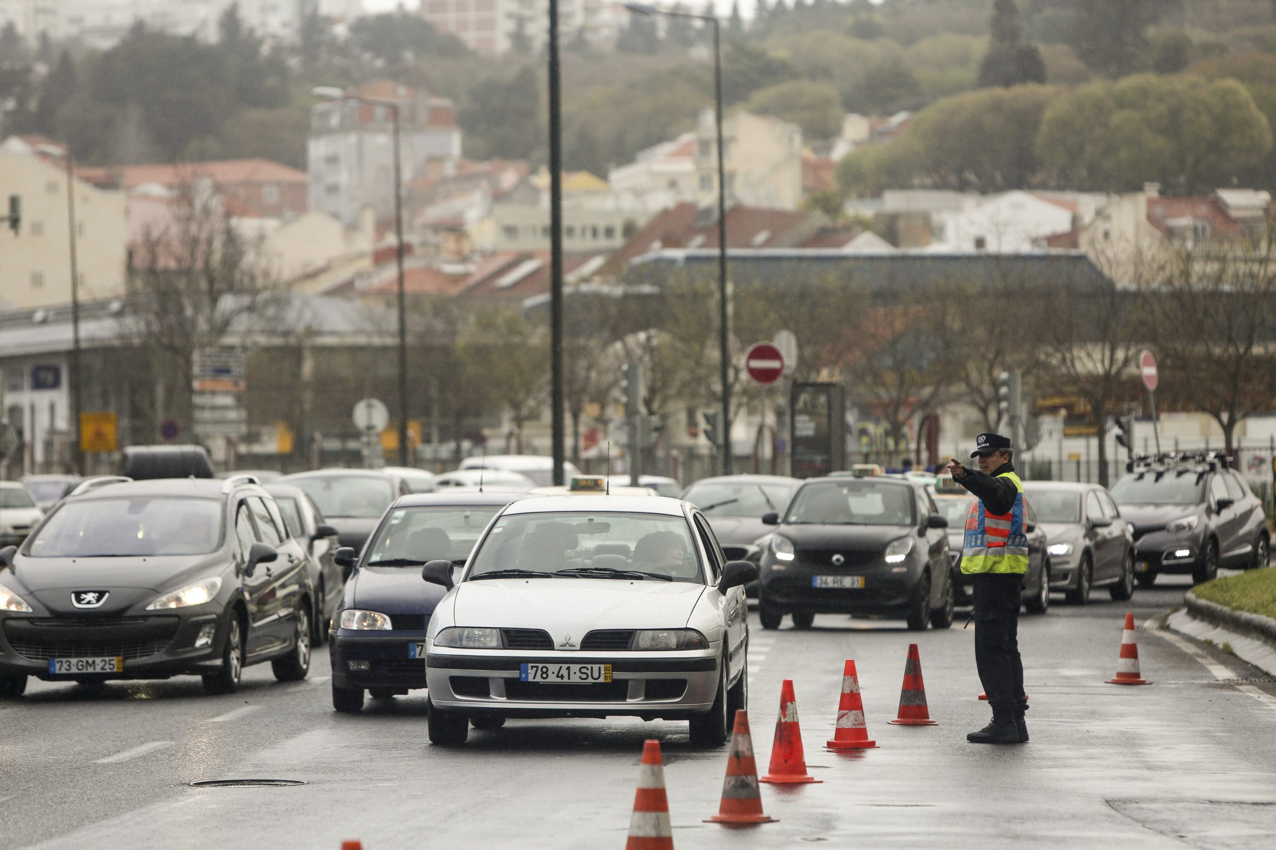 Sabe quanto gasta em deslocações durante a semana? Mais de oito horas, diz inquérito europeu