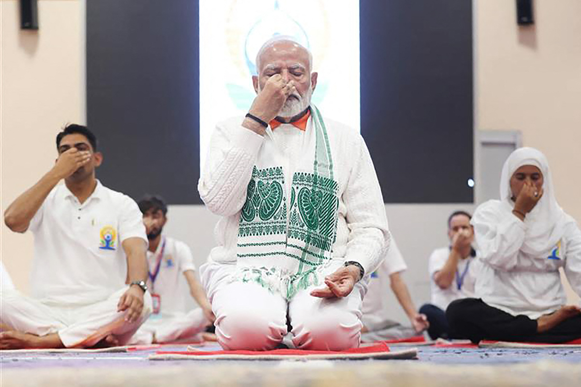 Modi atiça ódios ao comandar sessão de ioga em região indiana de maioria muçulmana