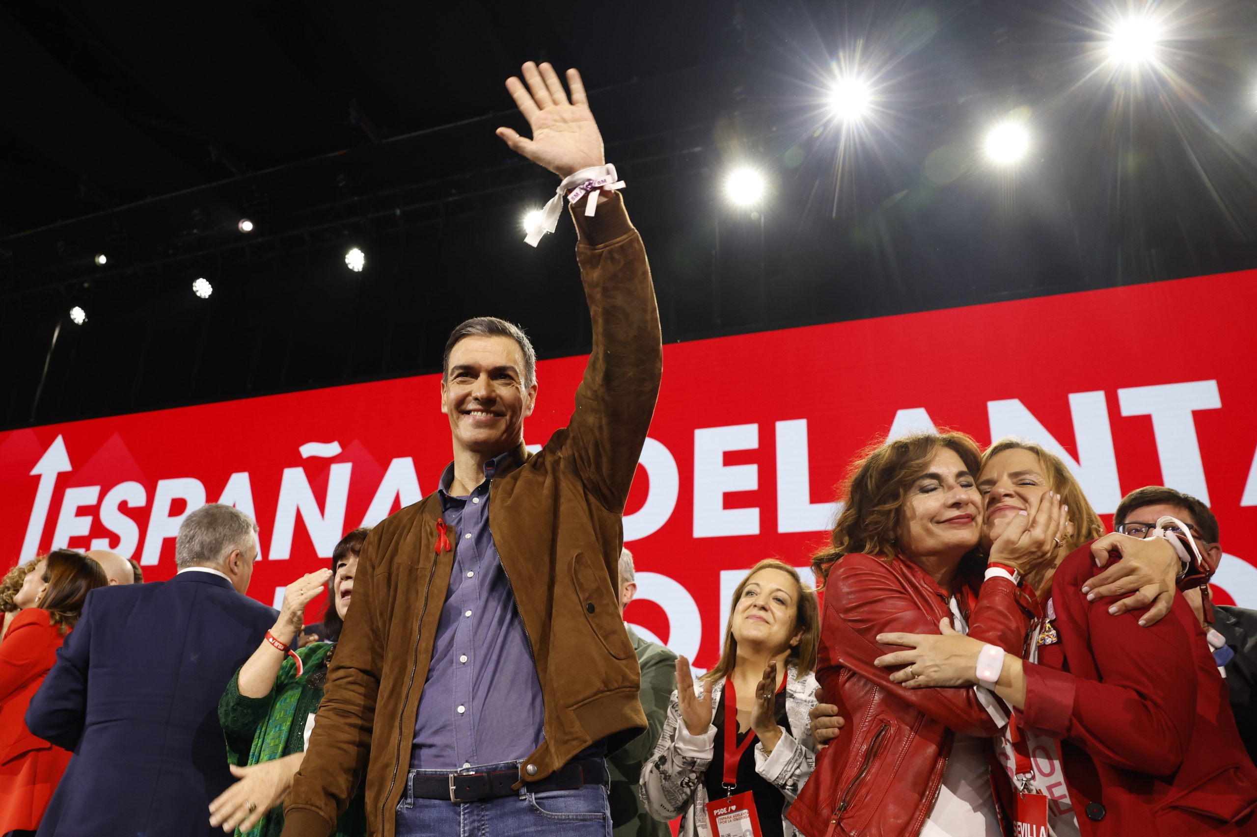 Sánchez é reeleito líder do PSOE e afirma-se com “mais força do que nunca”