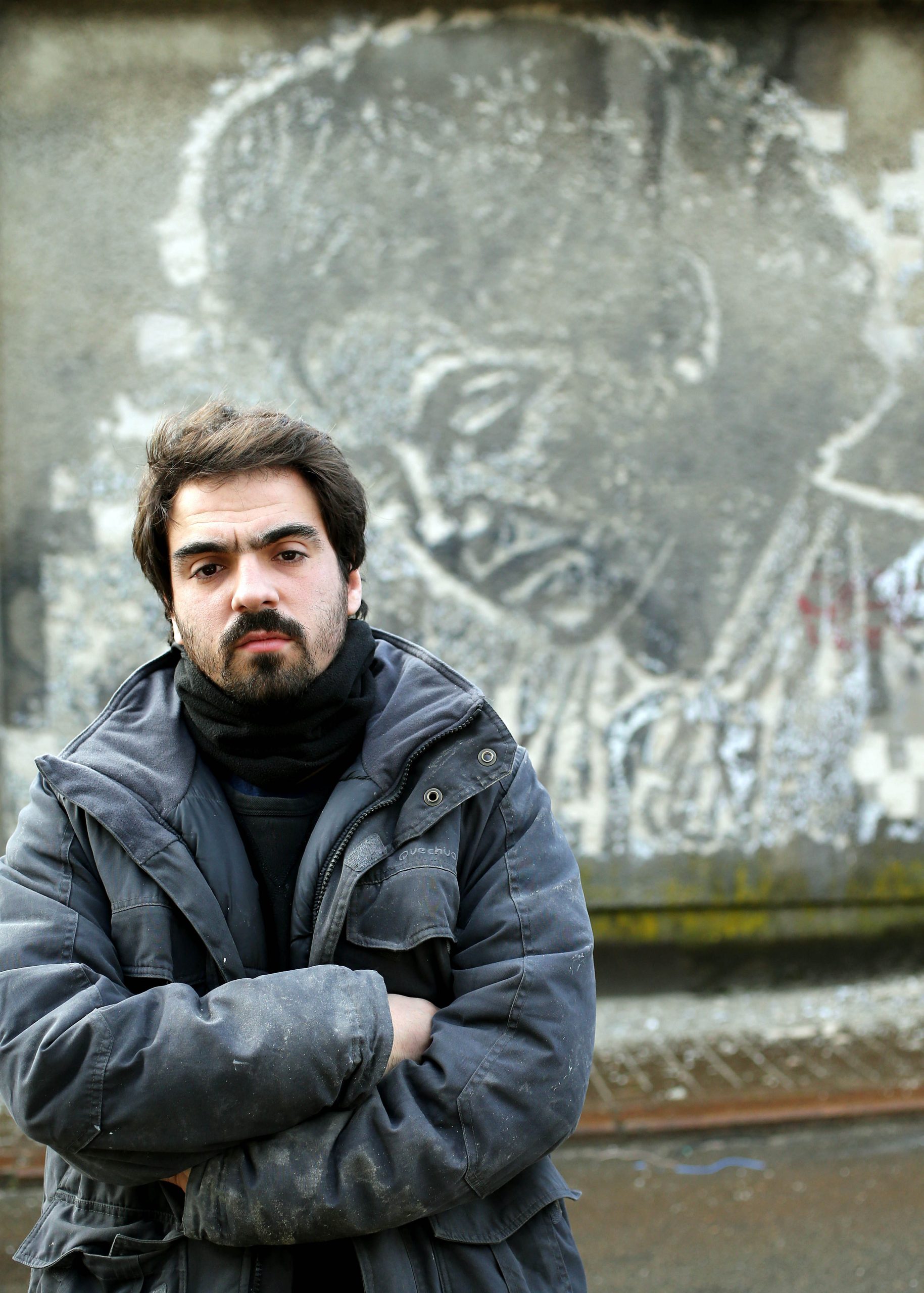 Vhils desenha cara de José Saramago em muro de Madrid