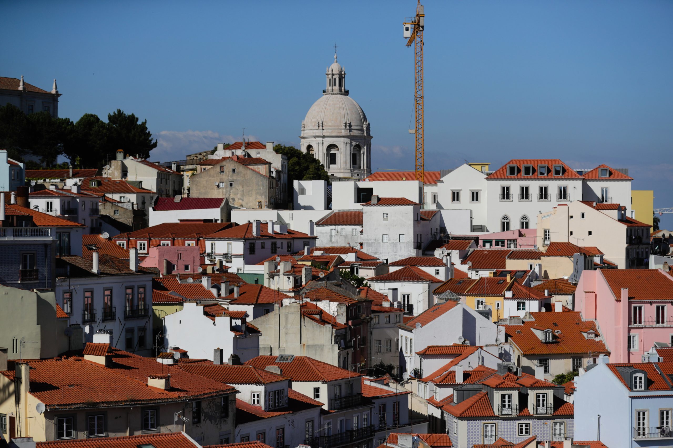 Jornal espanhol El País reconhece incorreção depois de queixa do governo. Portugal não confinou 3 milhões de pessoas