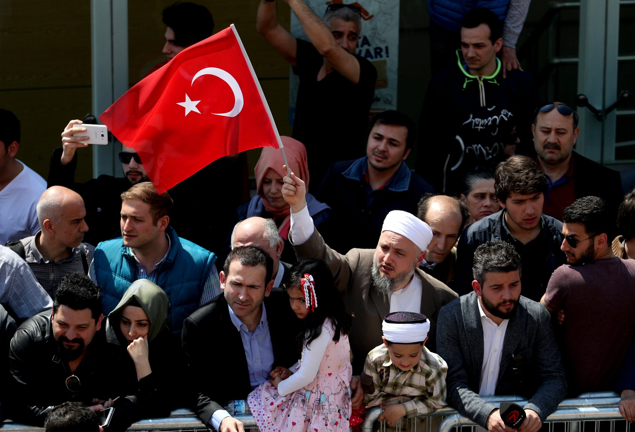 União Europeia apela à Turquia para que exista consenso nacional em torno dos resultados do referendo