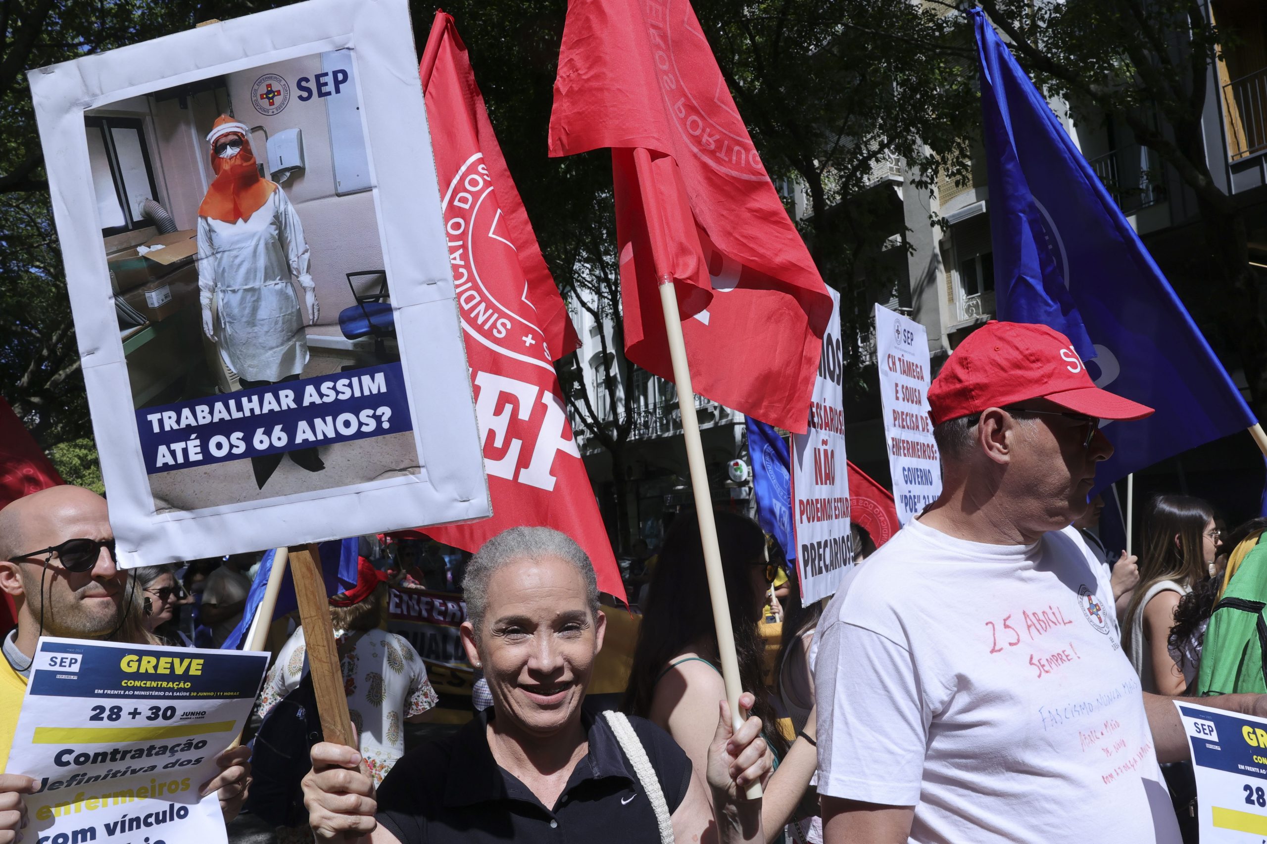 “A saúde é um direito, sem ela nada feito”. Enfermeiros manifestam-se à porta do Ministério da Saúde
