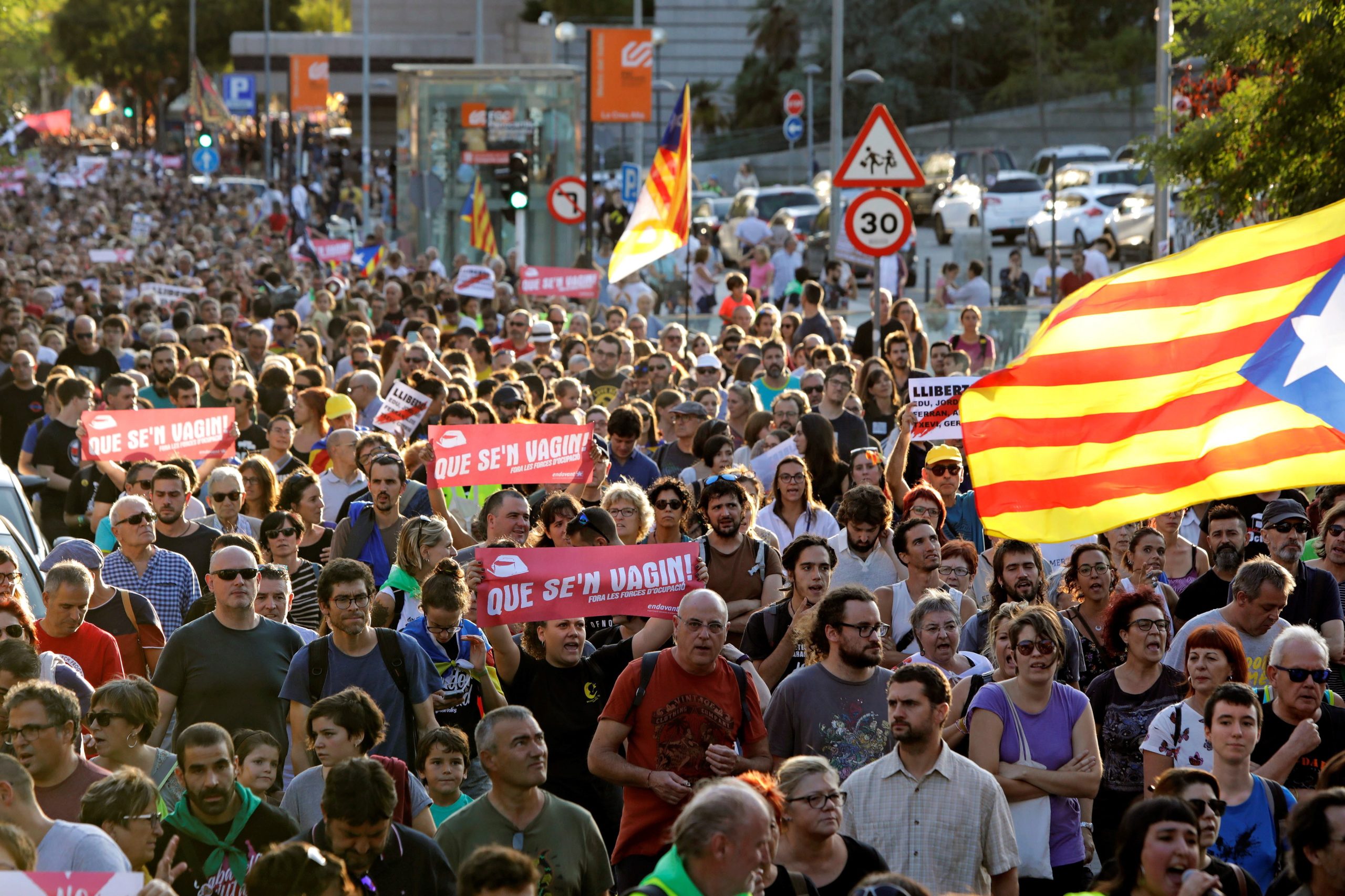 Milhares protestam perto de Barcelona contra detenção de separatistas catalães