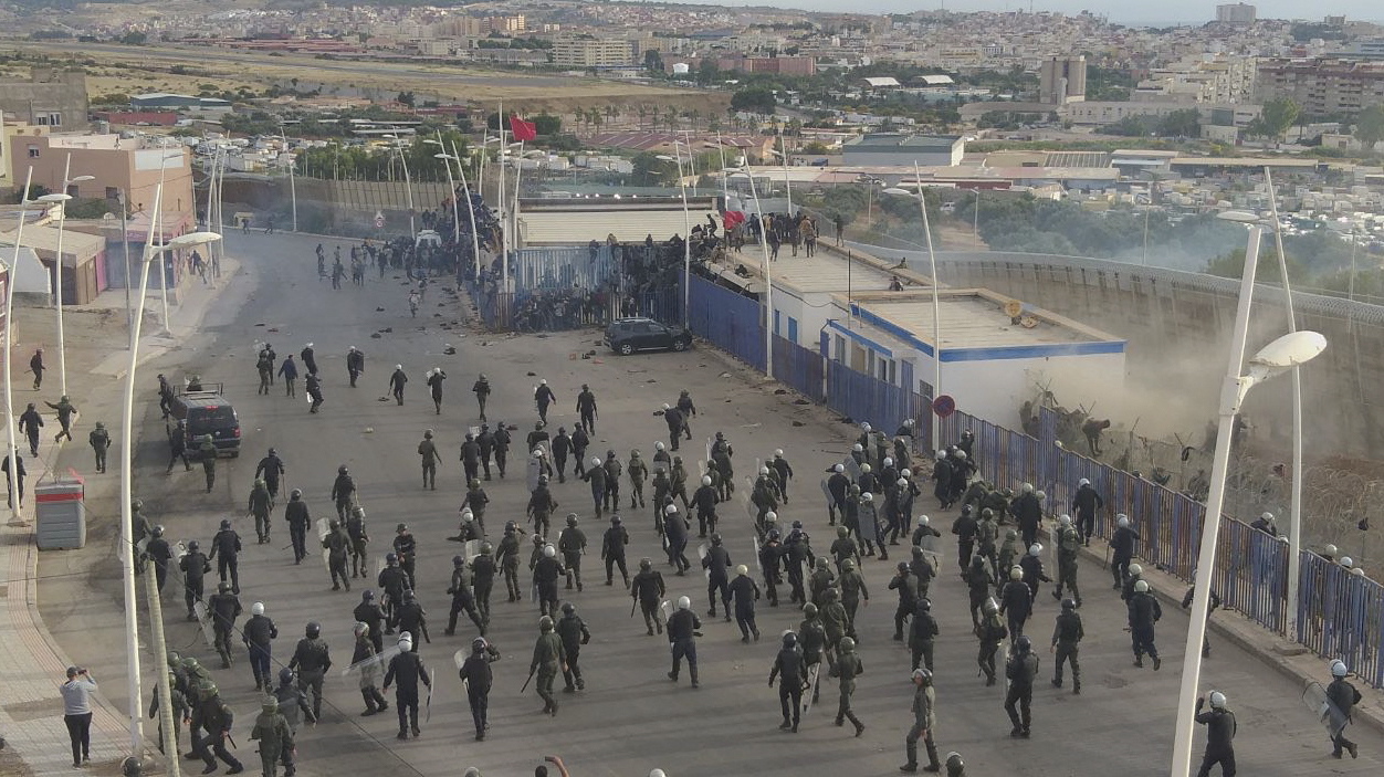 Milhares protestam em Espanha contra mortes de pelo menos 23 imigrantes na fronteira hispano-marroquina