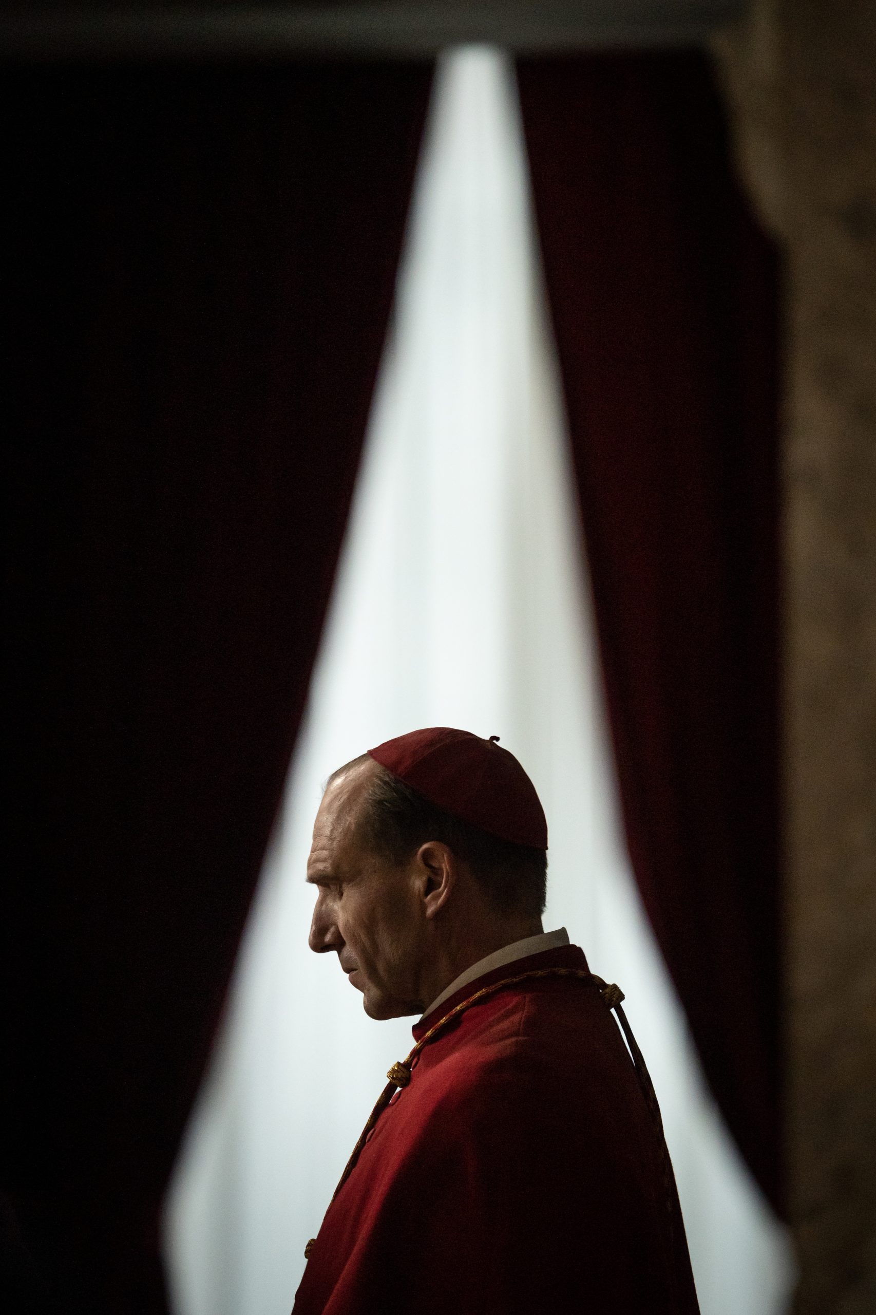 “Conclave”, do livro para o cinema: o Papa morre e surge uma conspiração que pode abalar os alicerces da Igreja
