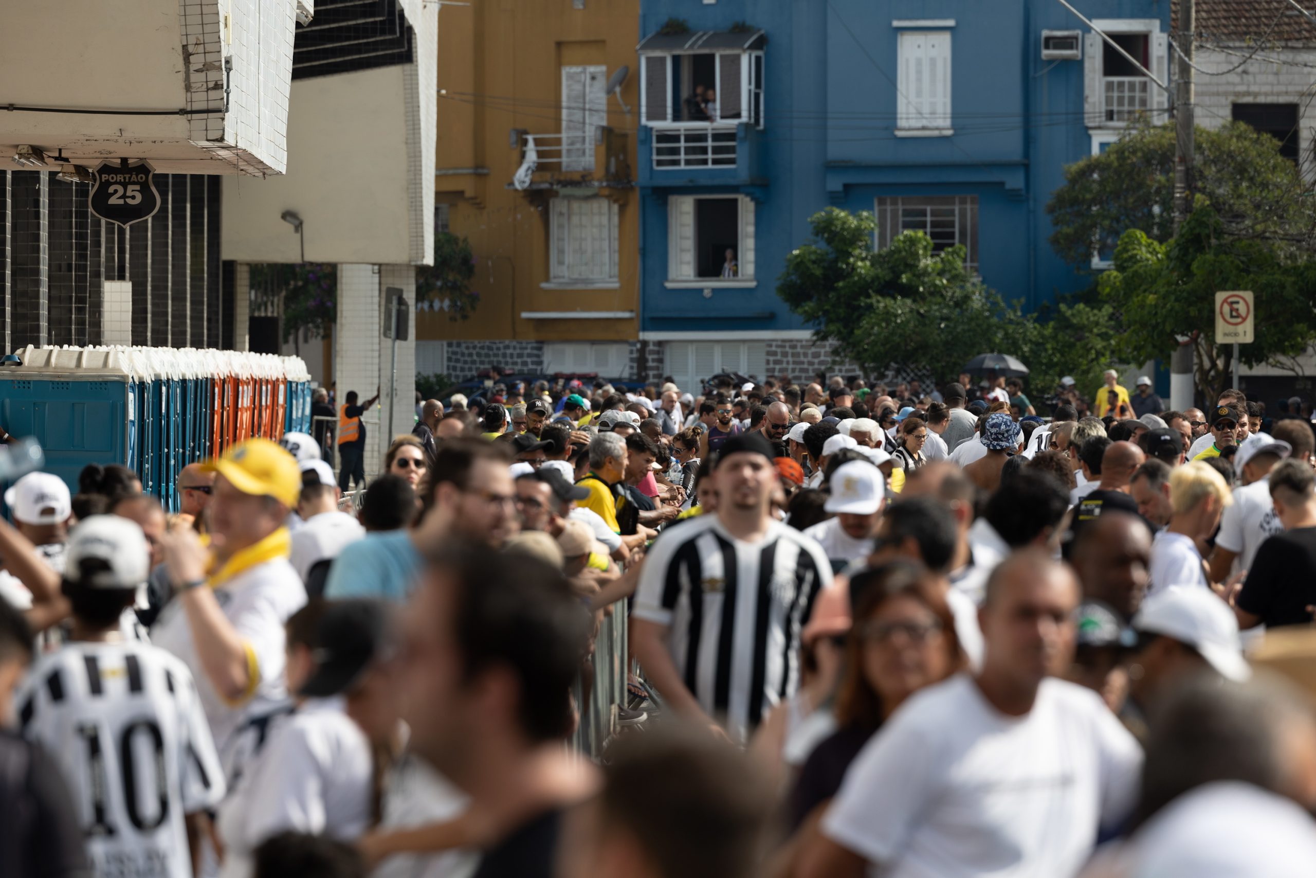 Pelé: Caixão chega ao cemitério após cortejo de quatro horas por Santos