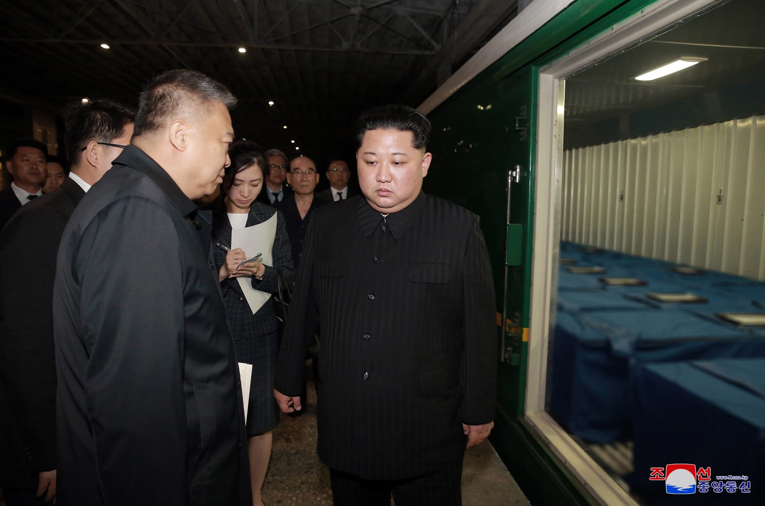 Há 65 anos que um líder norte-coreano não cruzava a linha de fronteira. Moon e Kim encontram-se na linha de demarcação militar das Coreias
