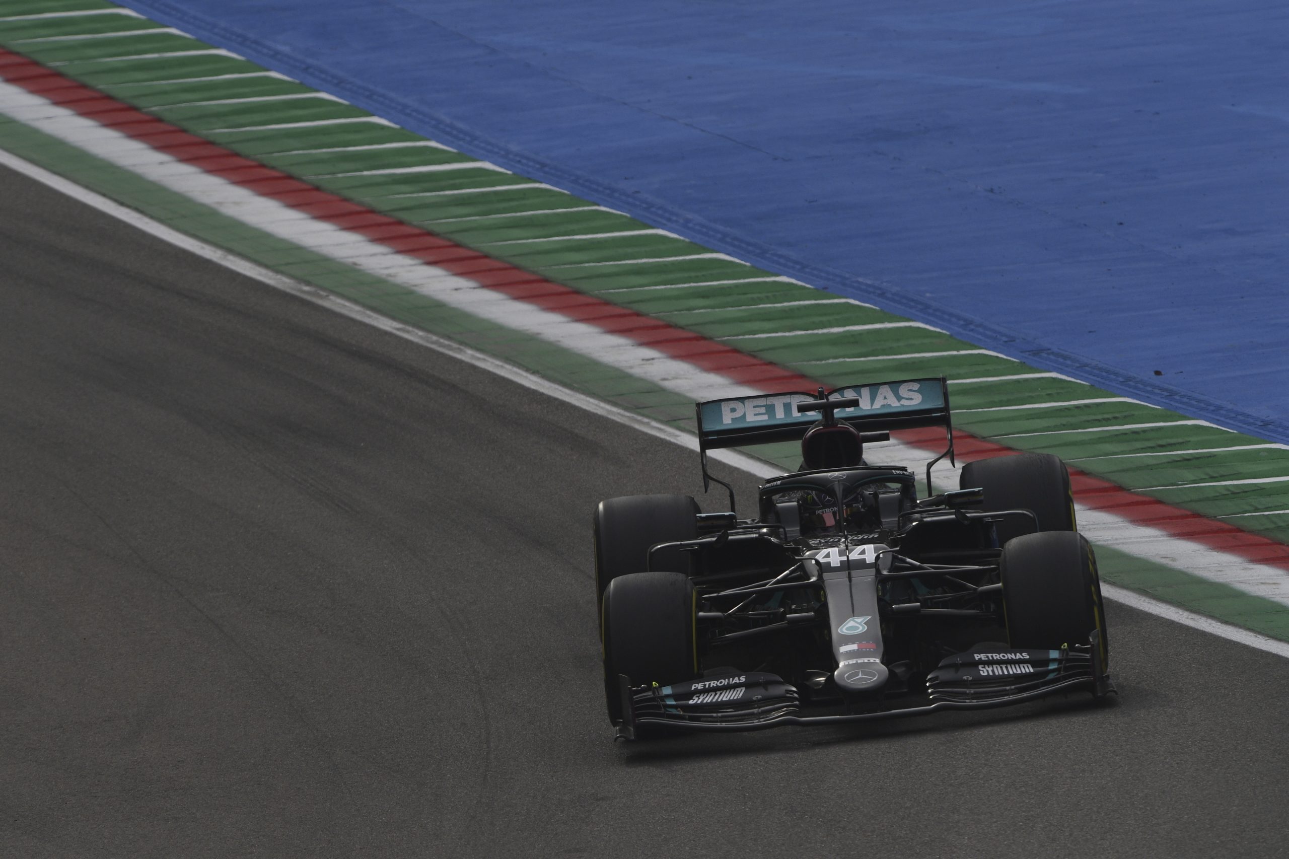 Lewis Hamilton vence GP Emilia Romagna e fica a 19 pontos do sétimo título na F1