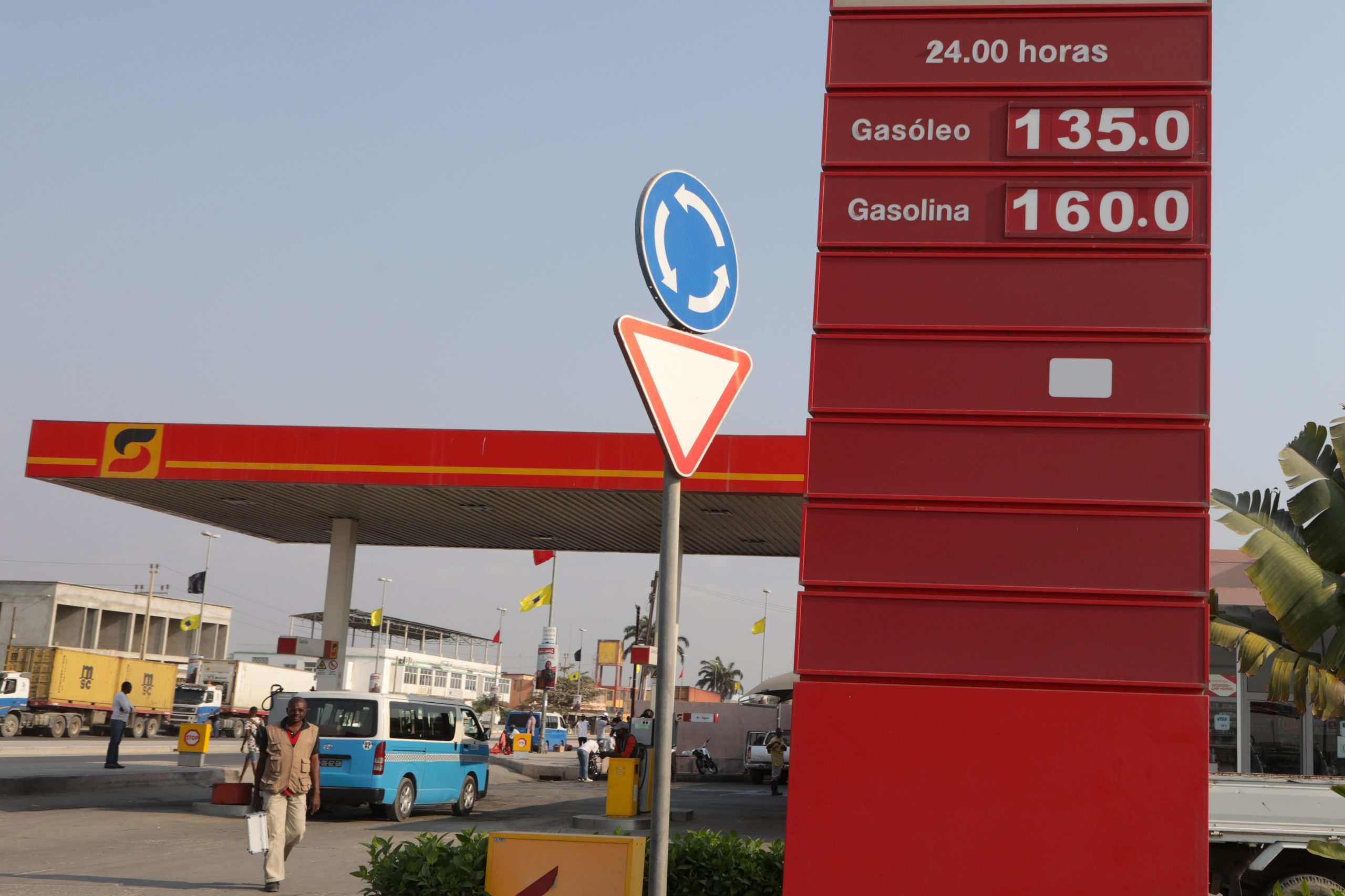 Preço da gasolina em Angola duplica para 300 kwanzas com retirada gradual dos subsídios