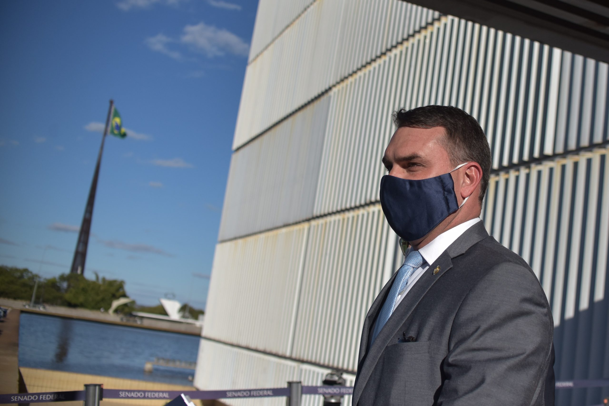 Filho de Bolsonaro acusado de quatro crimes por corrupção quando era deputado