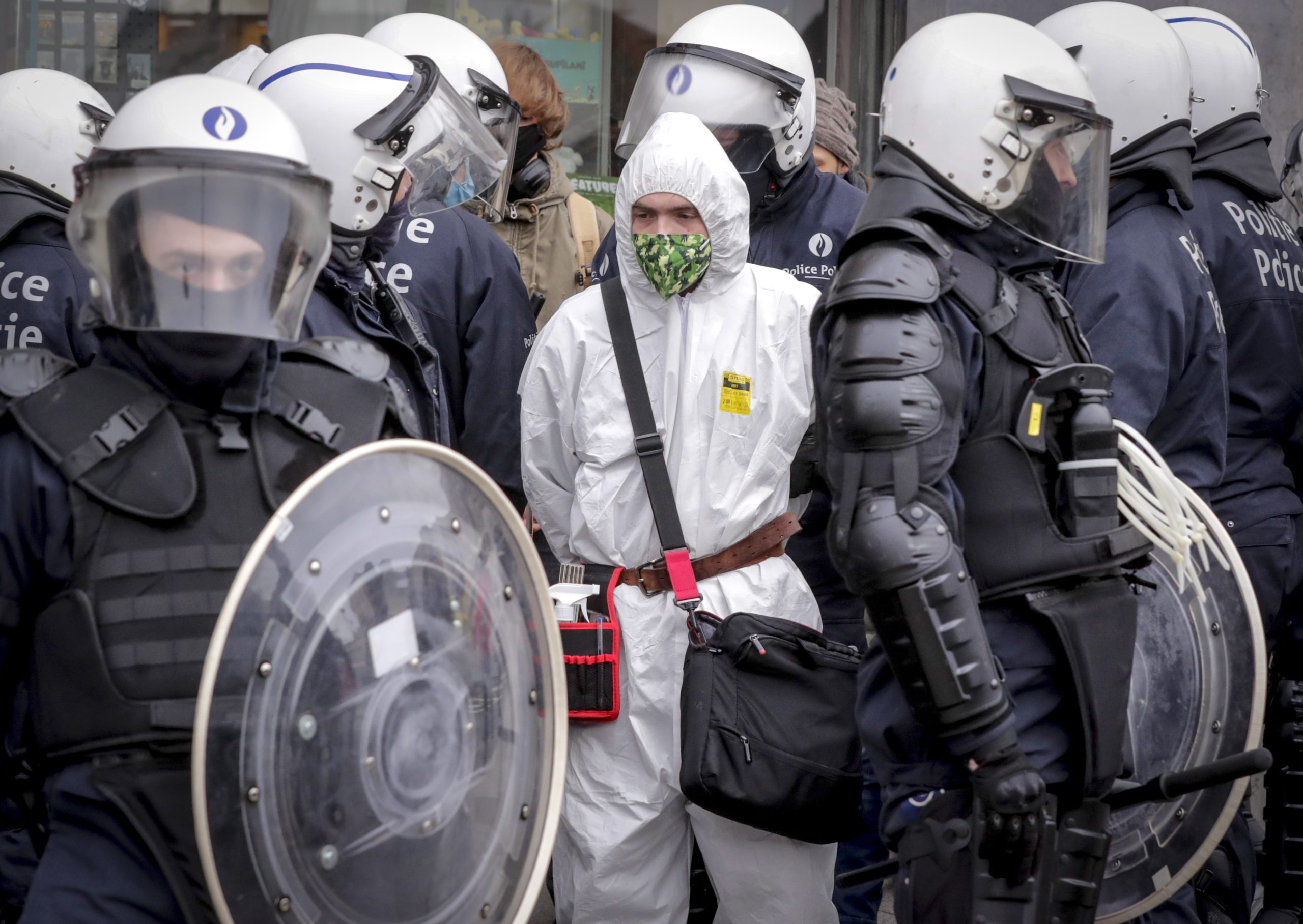 Polícia belga deteve cerca de 350 manifestantes anti-confinamento