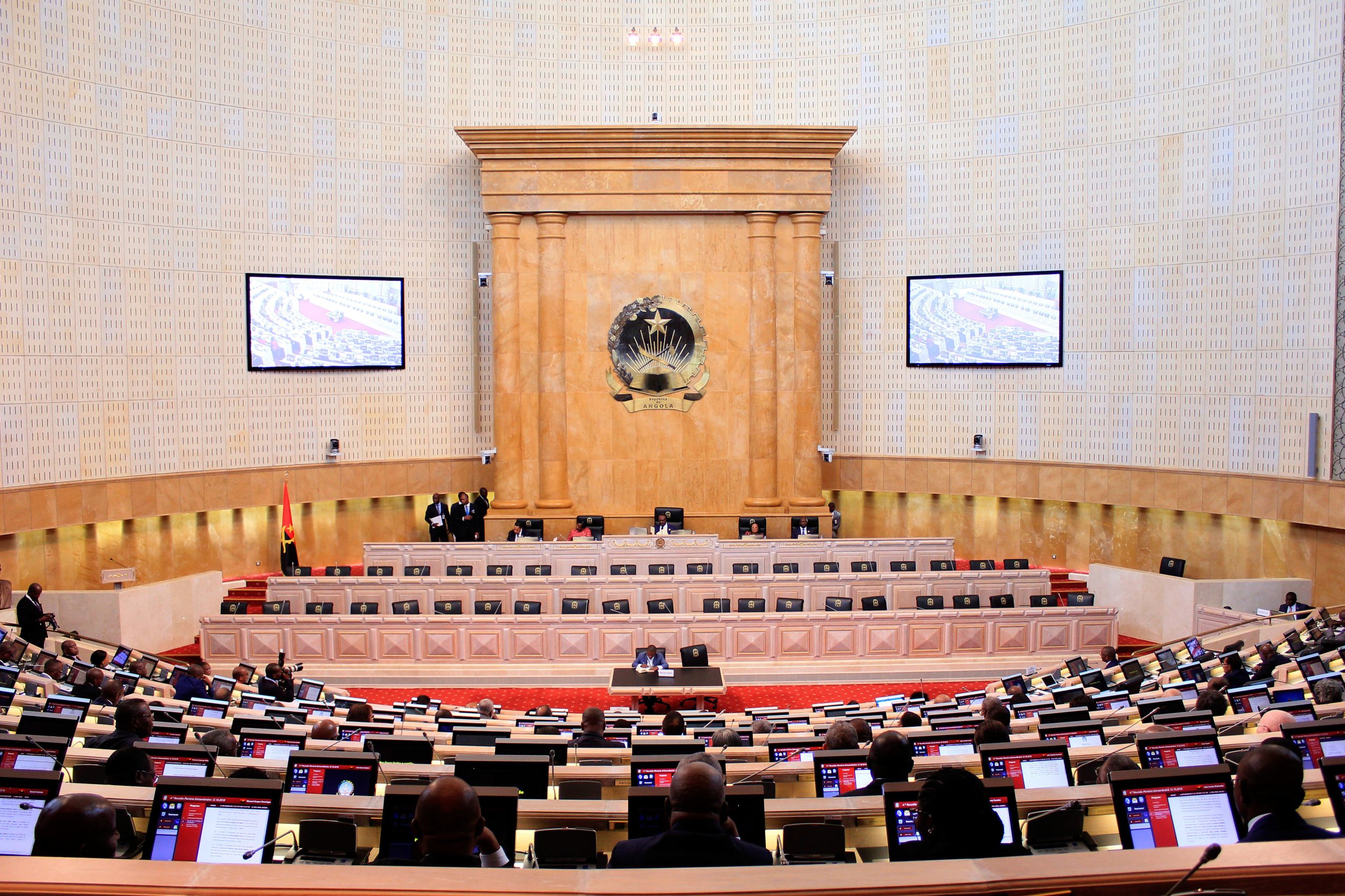 Angola vota fim da dupla tributação com Portugal, China e Emirados