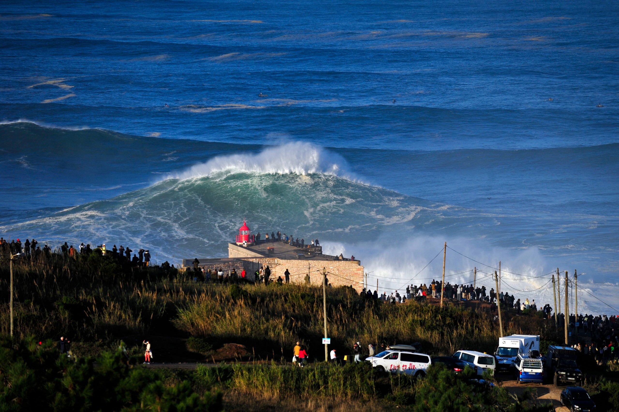 Período de espera da prova de ondas gigantes na Nazaré começa na segunda-feira
