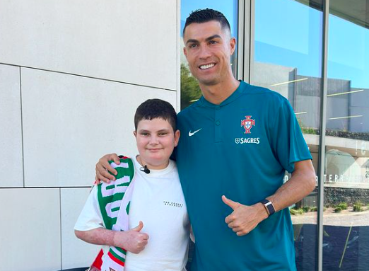 Influencer canadiano já angariou 100 mil euros para jovem que perdeu os pais em explosão. Mas a maior prenda foi conhecer CR7