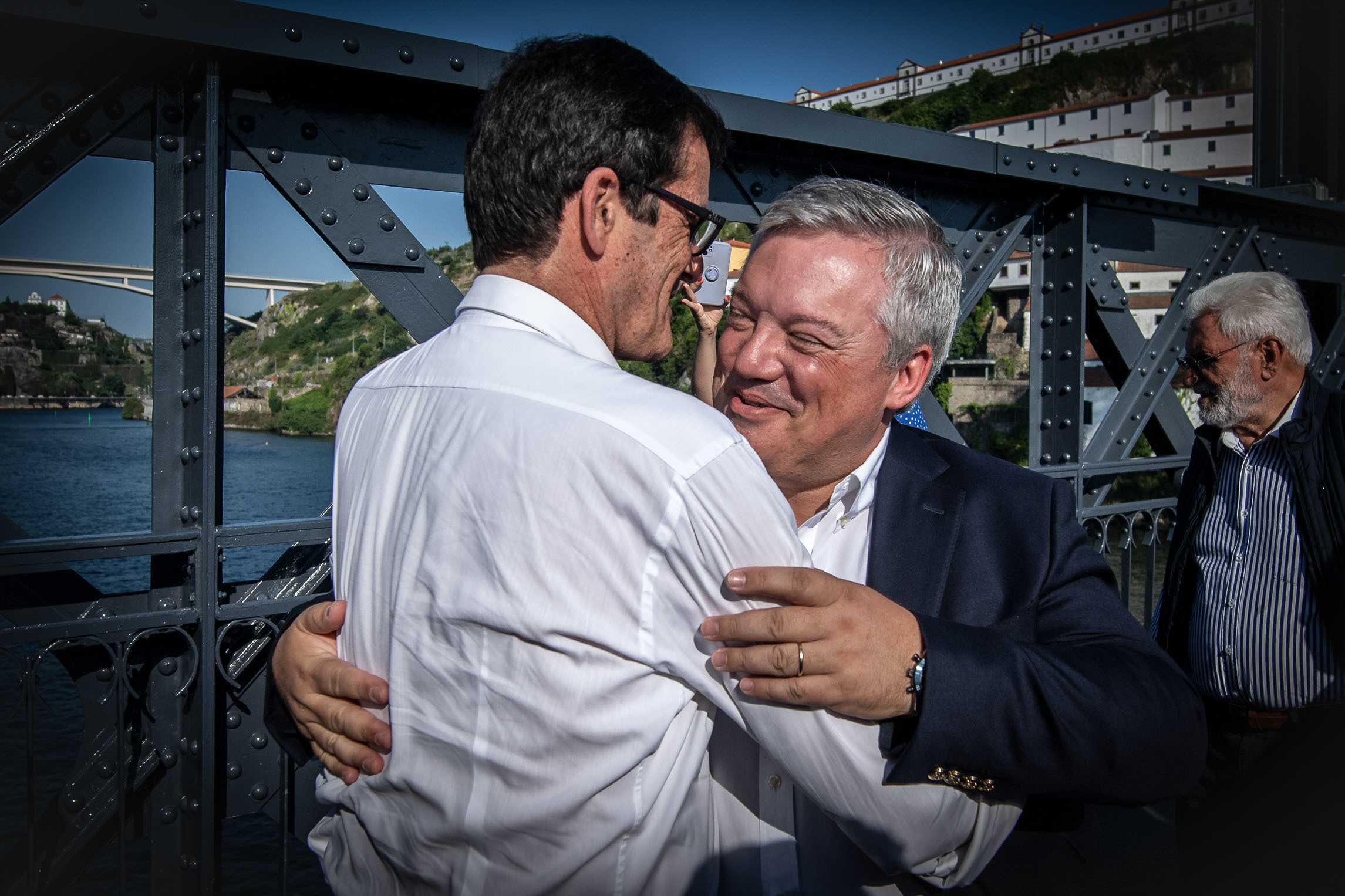 A meio da Ponte Luís I, autarcas do Porto e Gaia brindam ao São João e aos projetos em comum