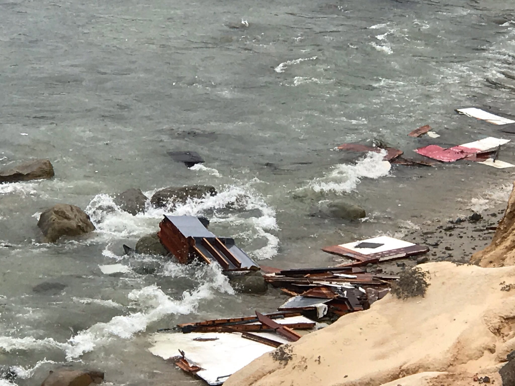 Pelo menos três mortos e 27 feridos em naufrágio na costa da Califórnia