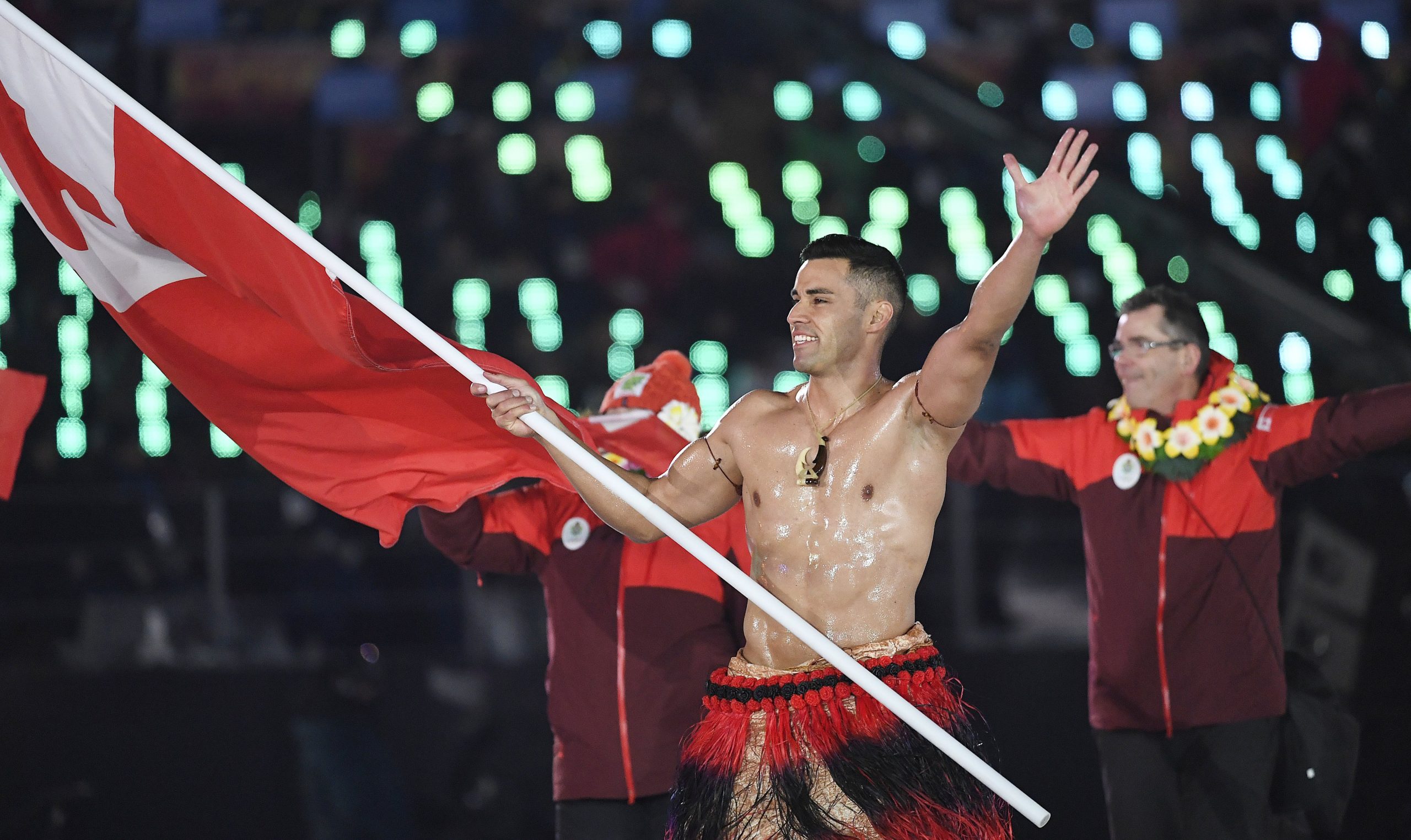 Atleta de Tonga novamente em tronco nu na cerimónia de abertura dos Jogos Olímpicos. “Navegamos pelo Pacífico. Isto não é nada”