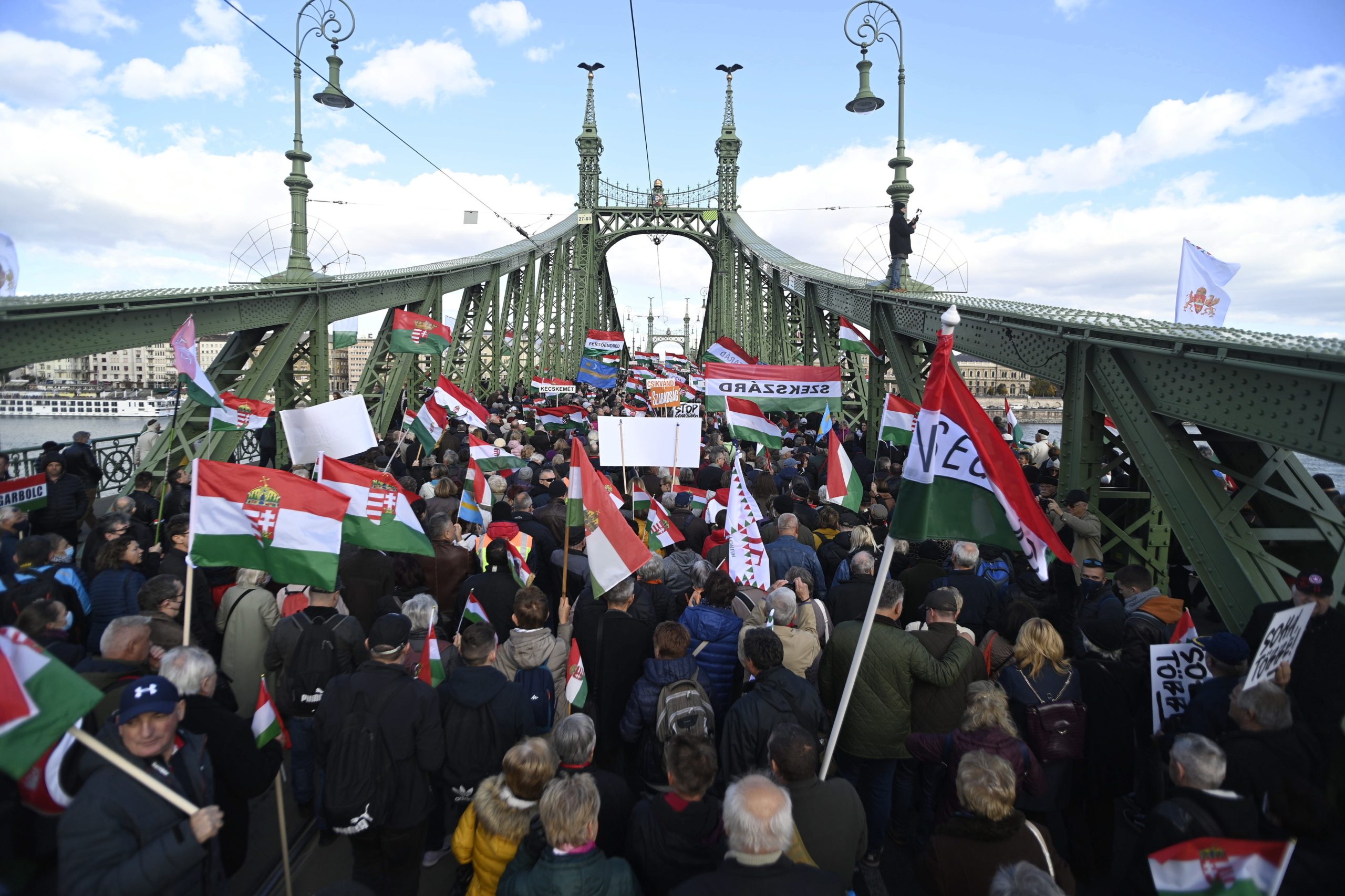 “Marcha pela paz”. Milhares nas ruas de Budapeste para apoiar Viktor Orbán