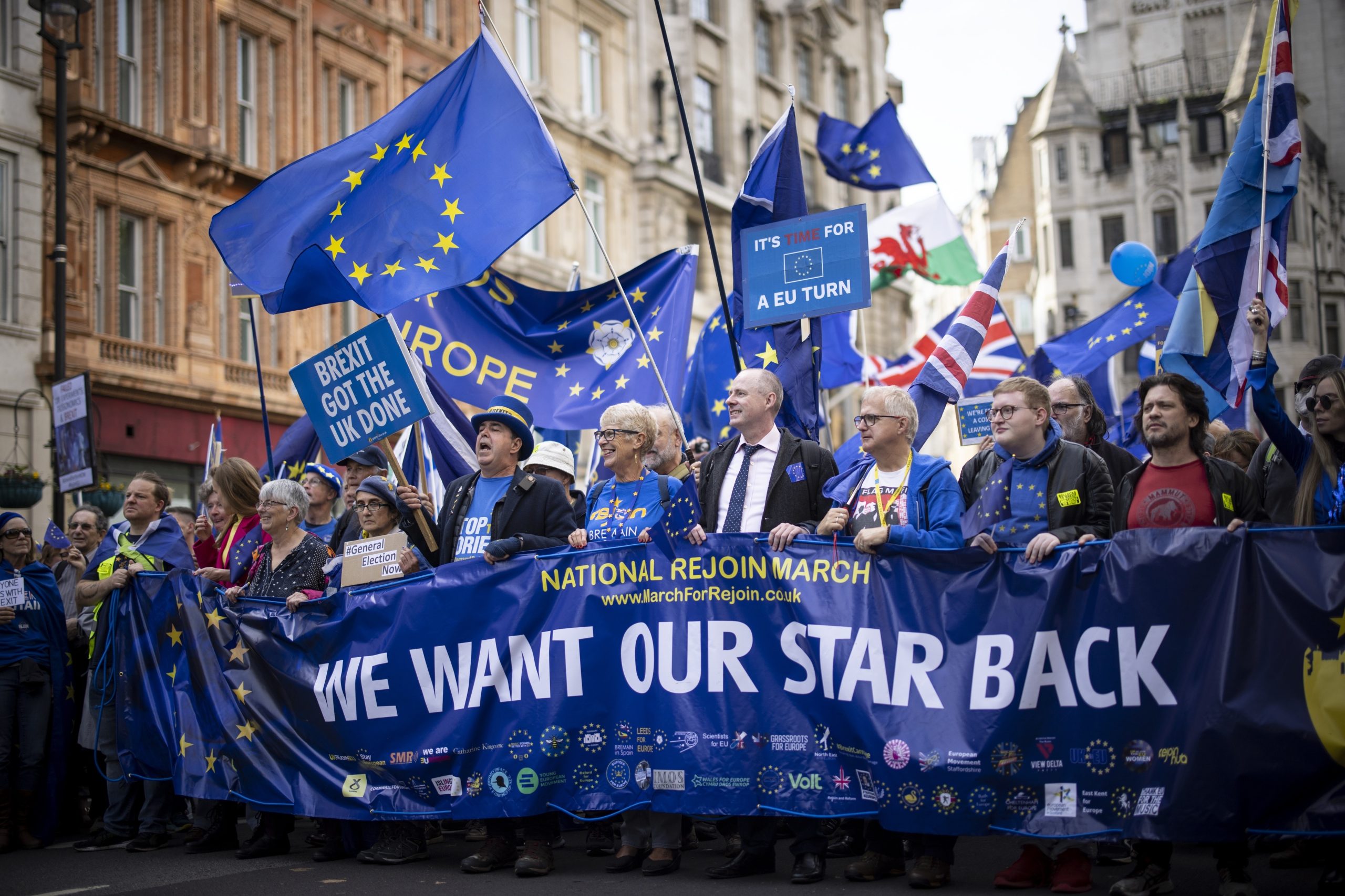 Milhares de manifestantes em Londres pedem reintegração na UE