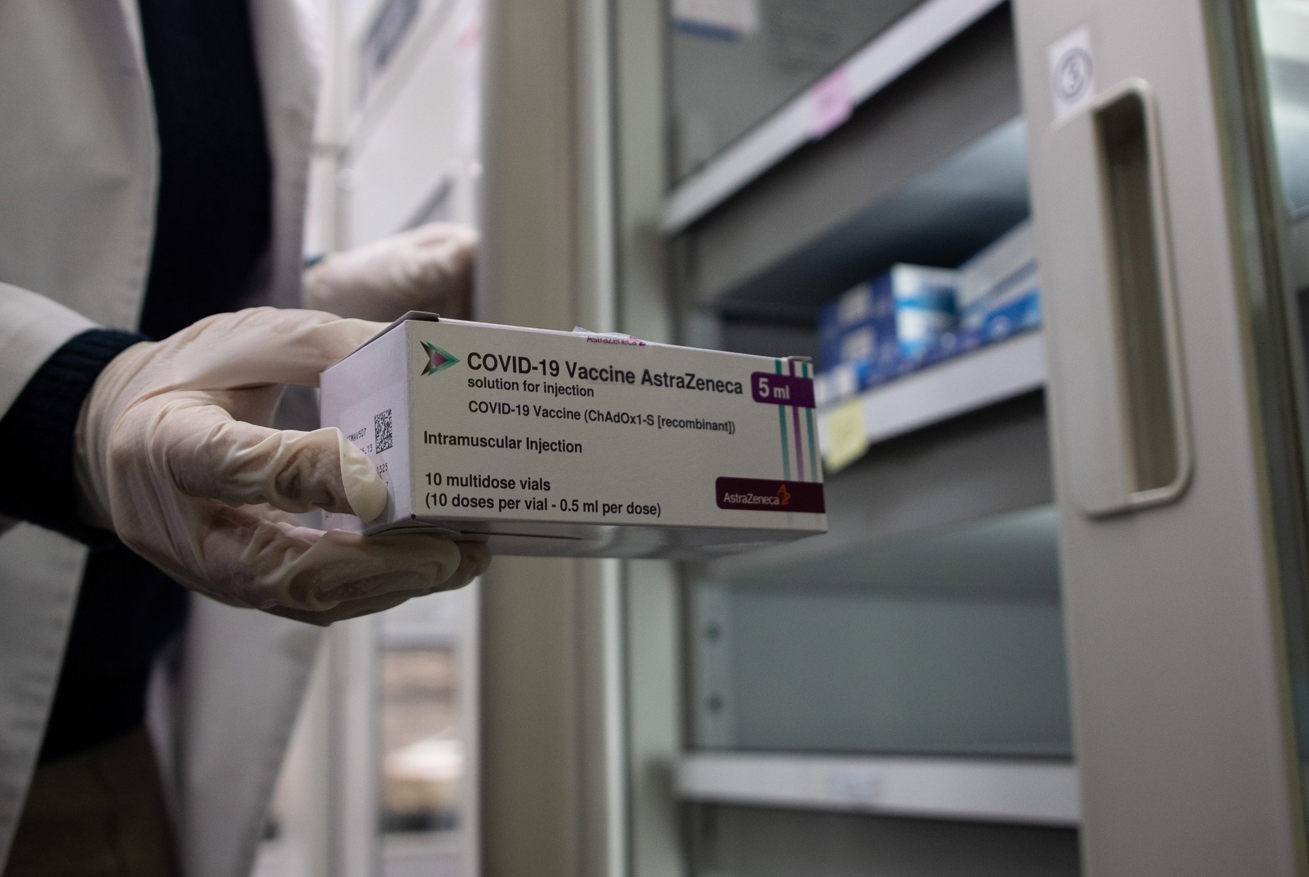 Covid-19. Reino Unido garante que vacina da AstraZeneca é segura e eficaz
