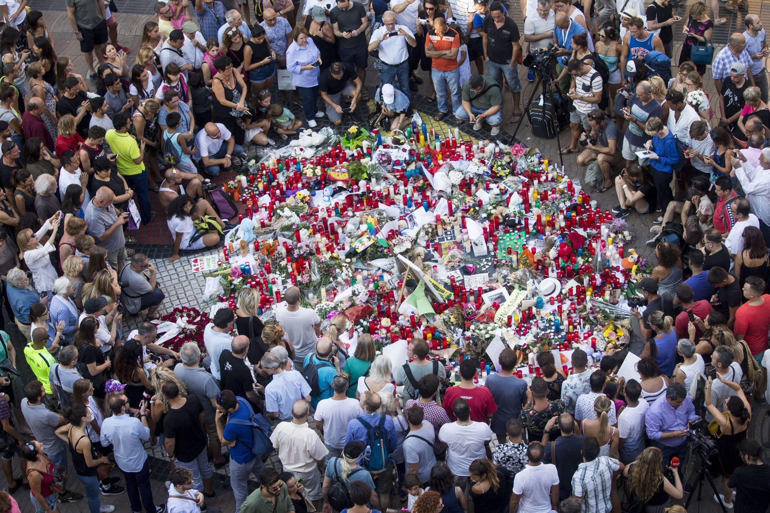 Cidadãos em Barcelona expõem o que sentem em livro de condolências, mas Teresa está “sem palavras”