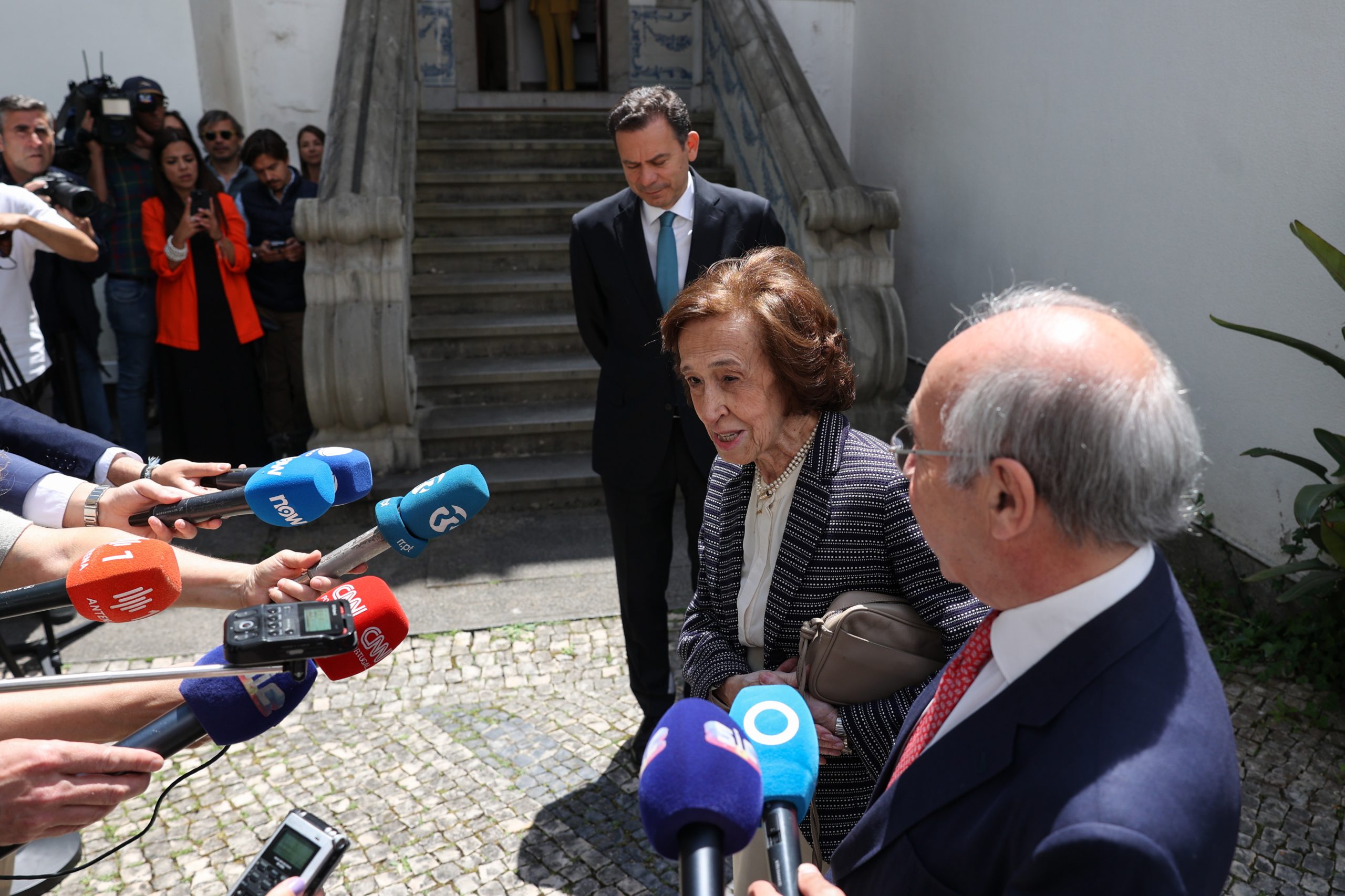 Ferreira Leite apoia Marques Mendes que vê como “candidato natural do PSD”