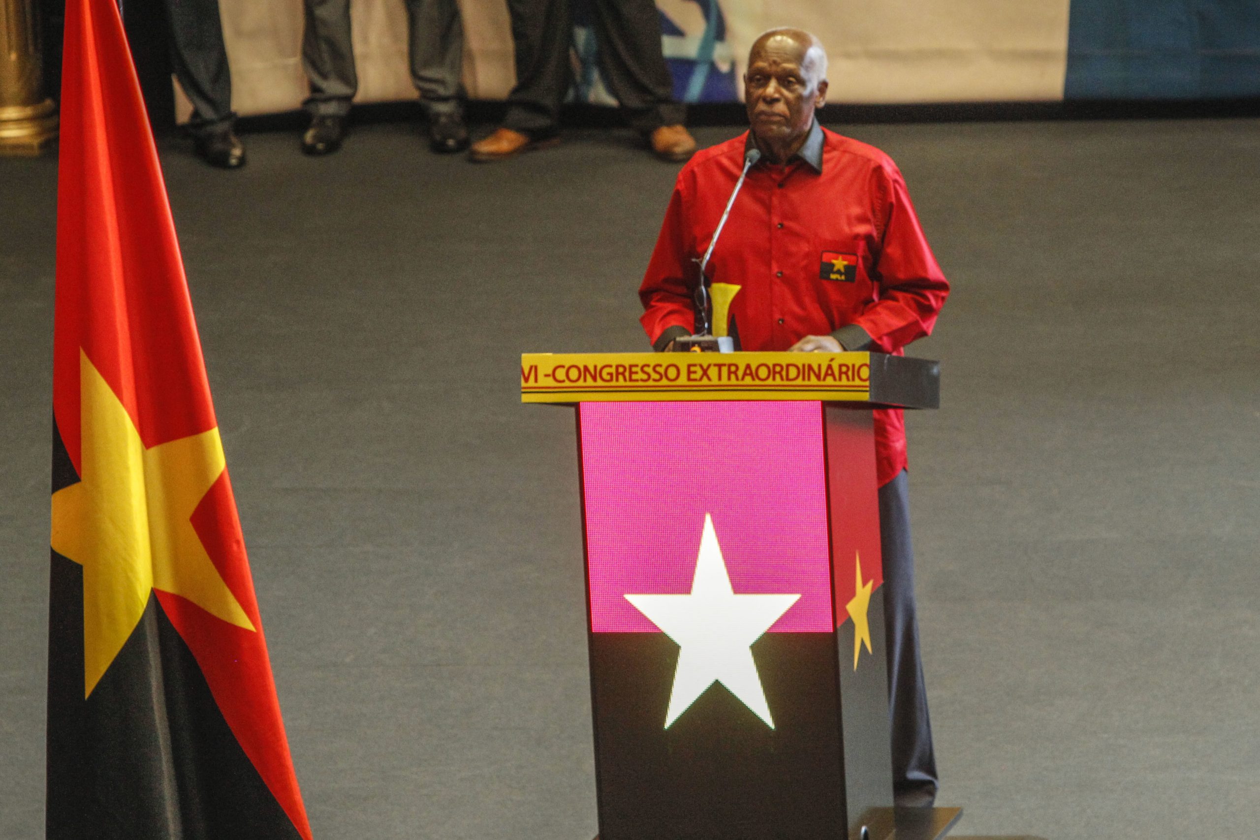 José Eduardo dos Santos diz que se vai dedicar às causas sociais