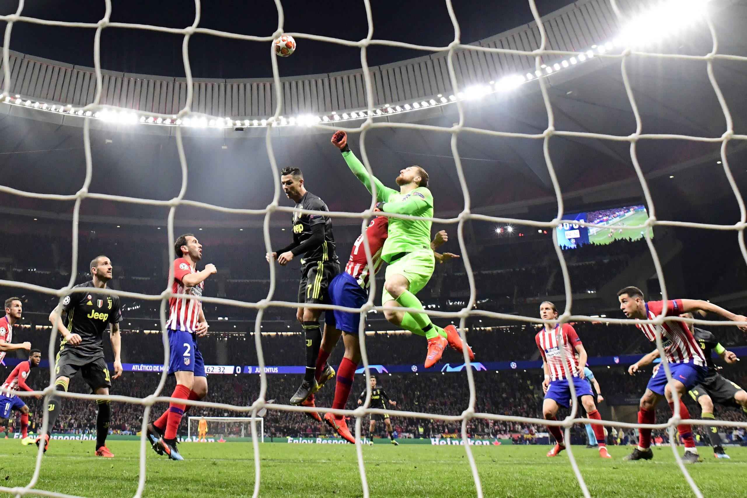 Liga dos Campeões: Centrais do Atlético decidem, City vira jogo mesmo em desvantagem