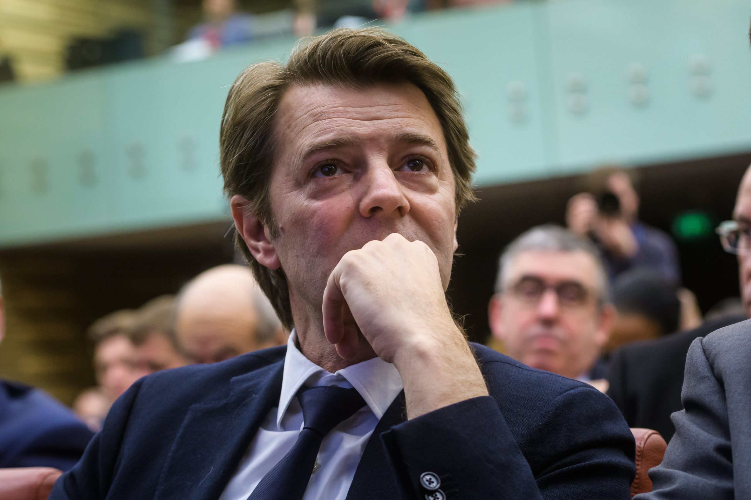 Republicanos franceses vão expulsar membros que apoiem Le Pen ou Macron