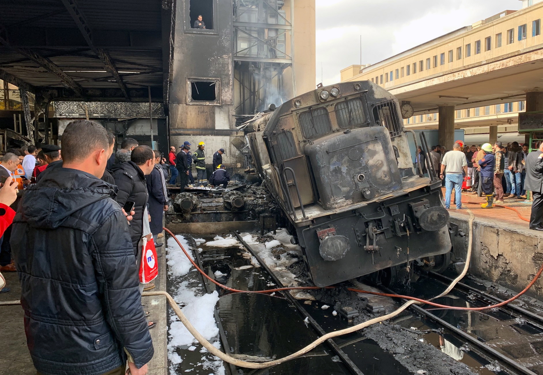Maquinista que abandonou comboio para discutir com colega provocou colisão e 25 mortes no Cairo