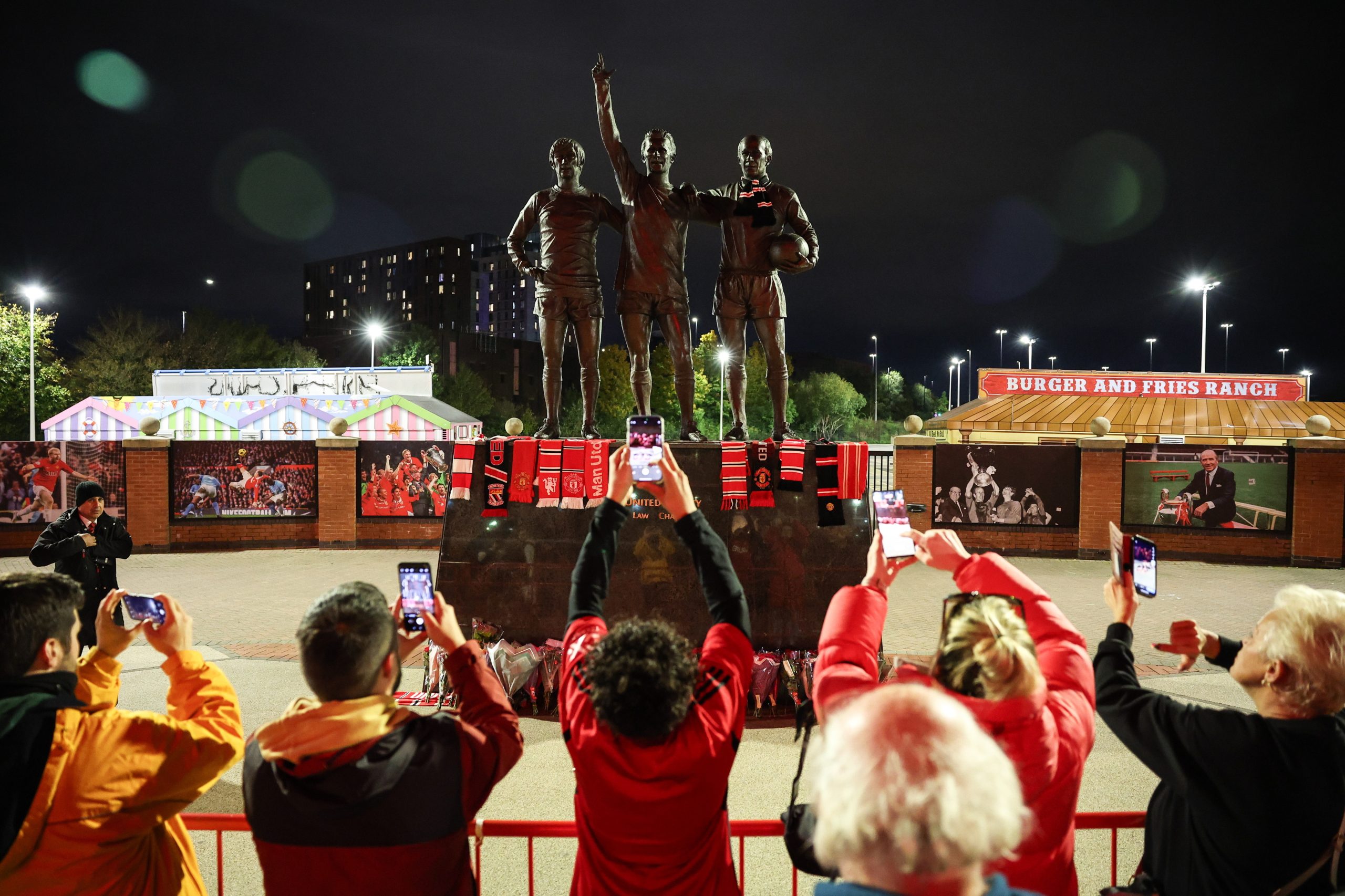 Minuto de aplausos e coroa de flores na primeira homenagem do United a Bobby Charlton