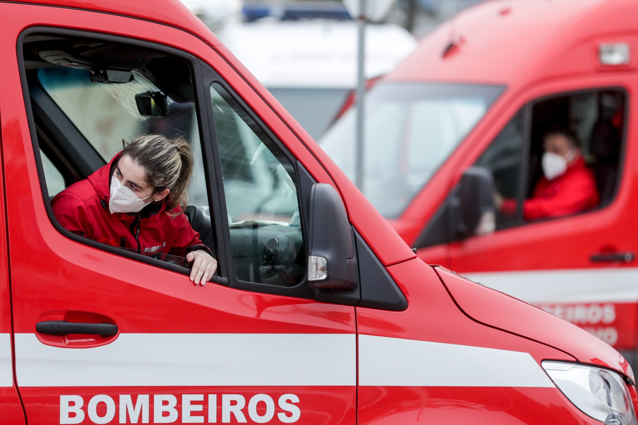 Liga de Bombeiros aprova taxas a aplicar aos hospitais pela retenção das macas