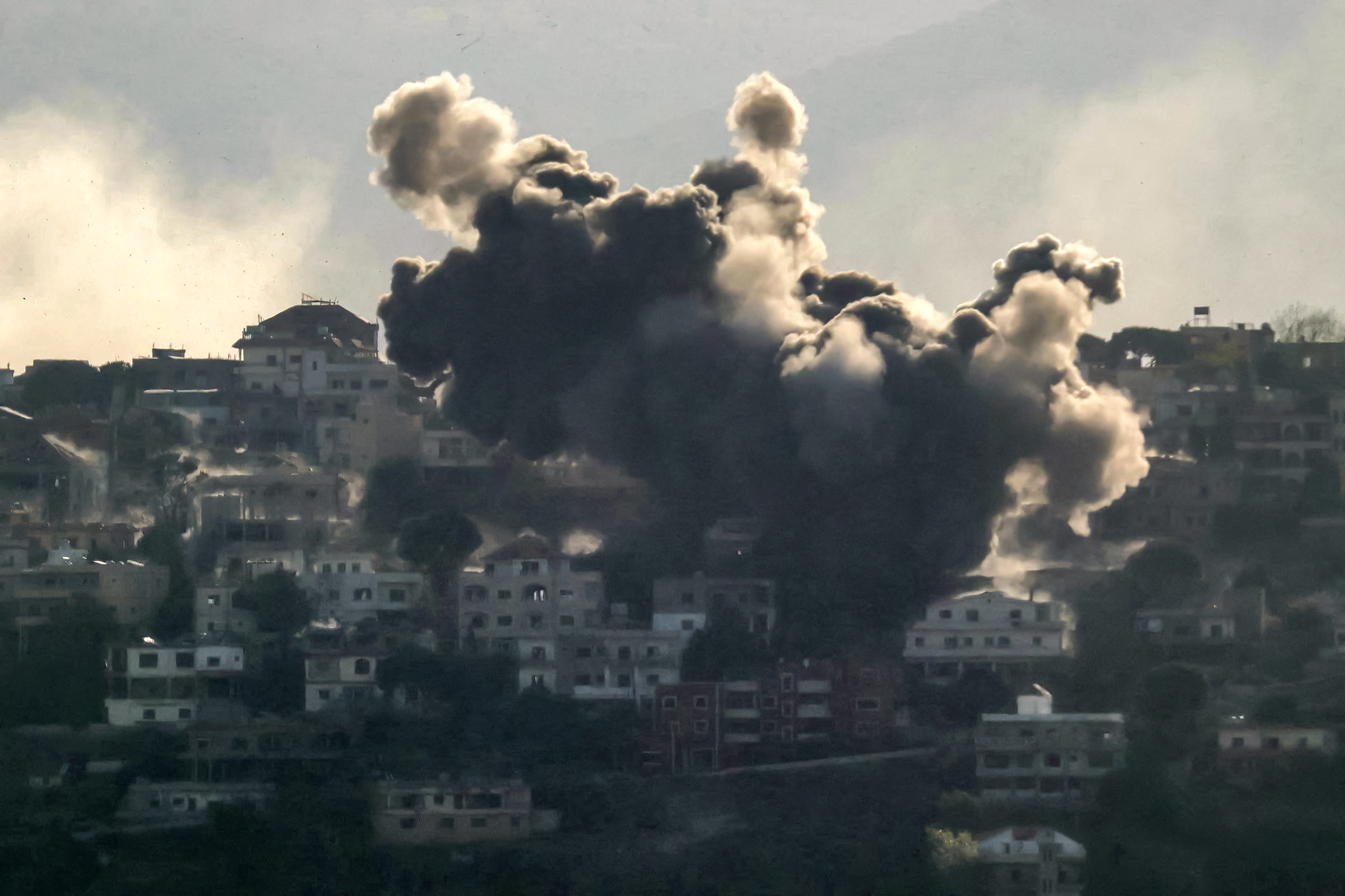 Netanyahu ameaça Líbano com “destruição e sofrimento” similares aos de Gaza se país não se “livrar” do Hezbollah