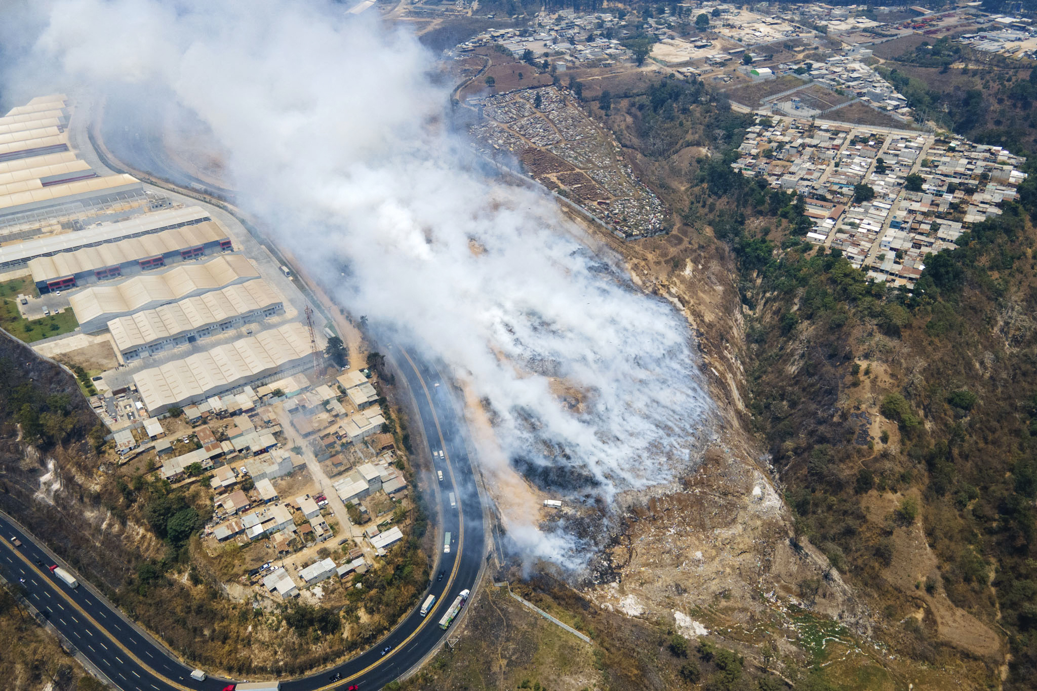 Incêndio num aterro sanitário junto à capital deixa Guatemala em estado de calamidade