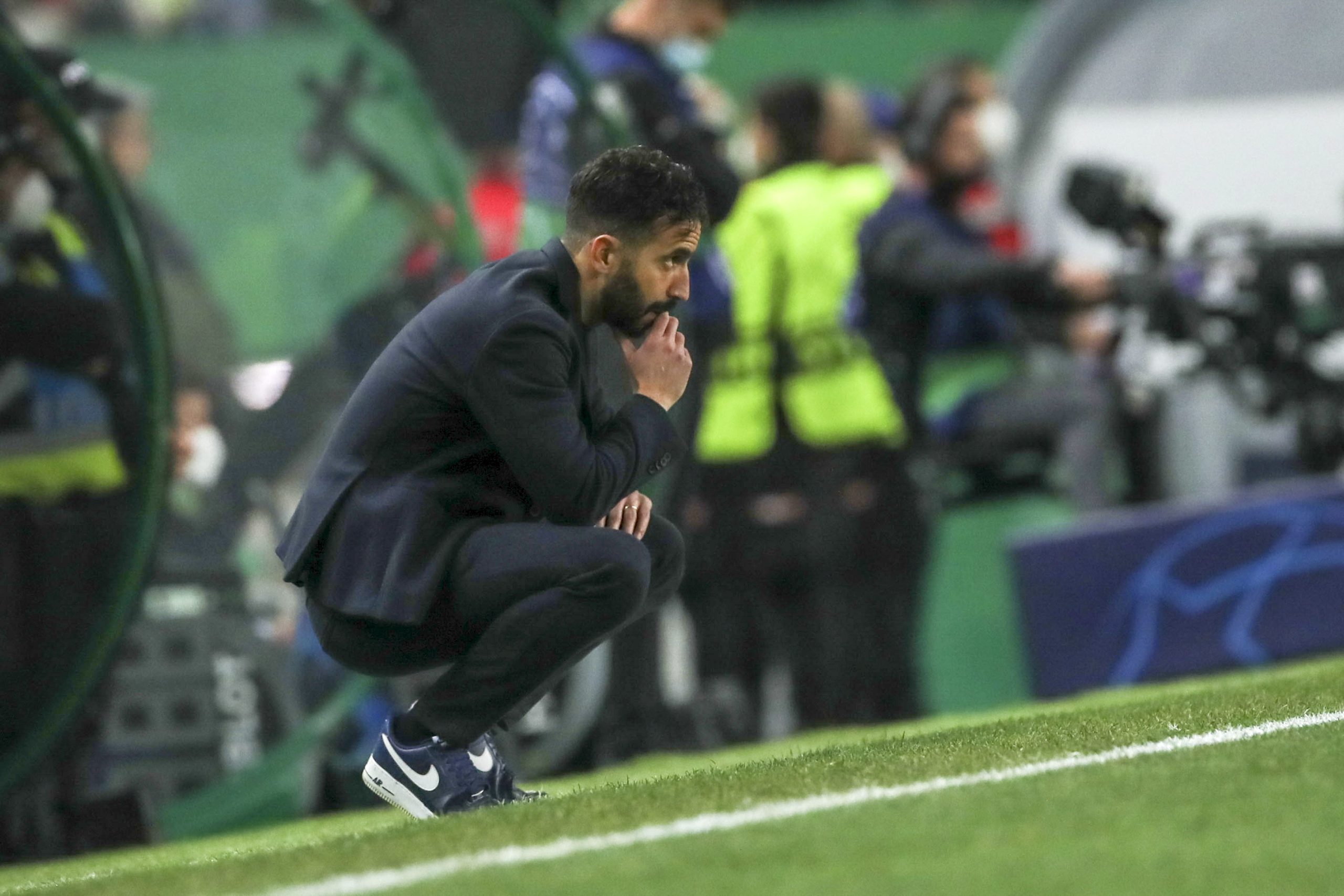Sporting tenta ‘limpar’ imagem em Manchester no previsível ‘adeus’