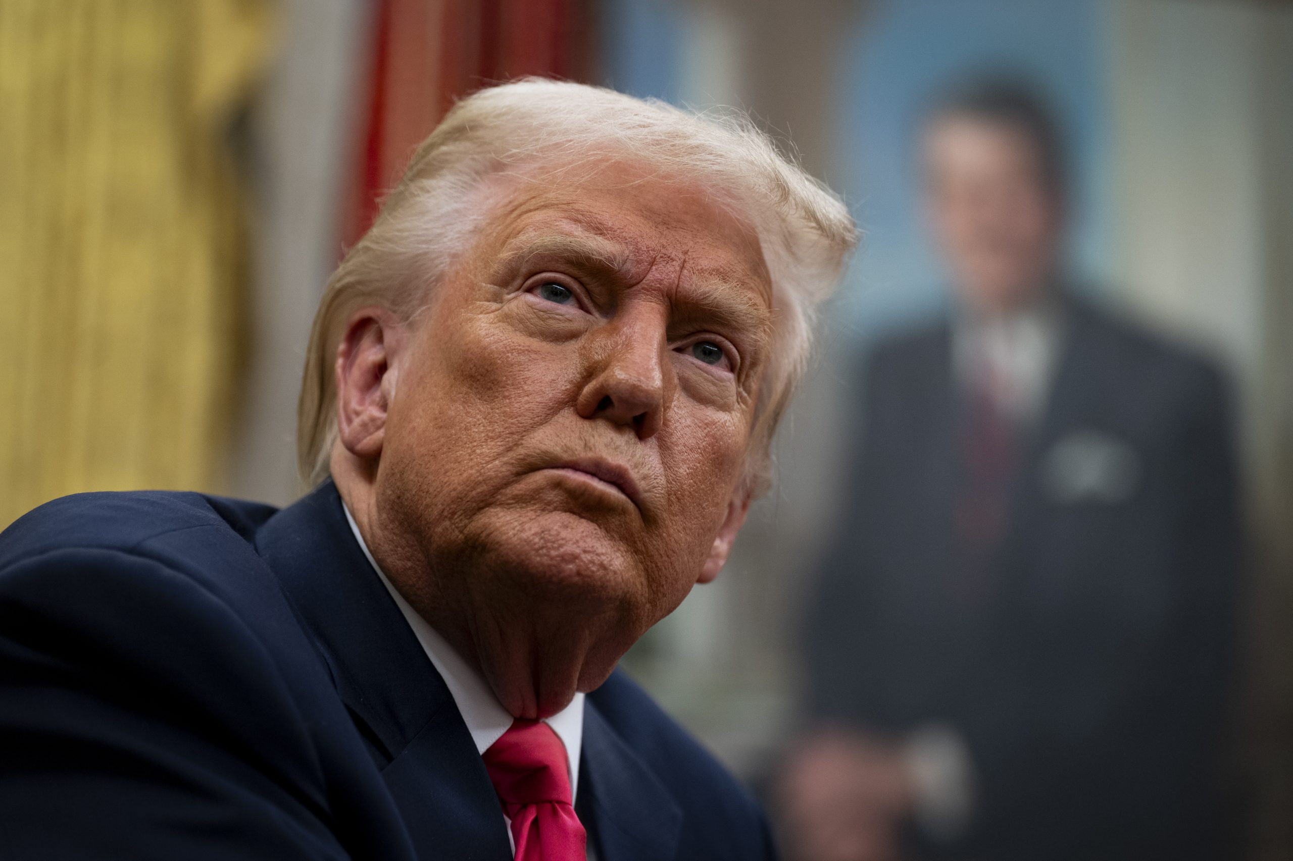 Trump ameaça impor tarifas de 200% sobre vinho e champanhe da UE