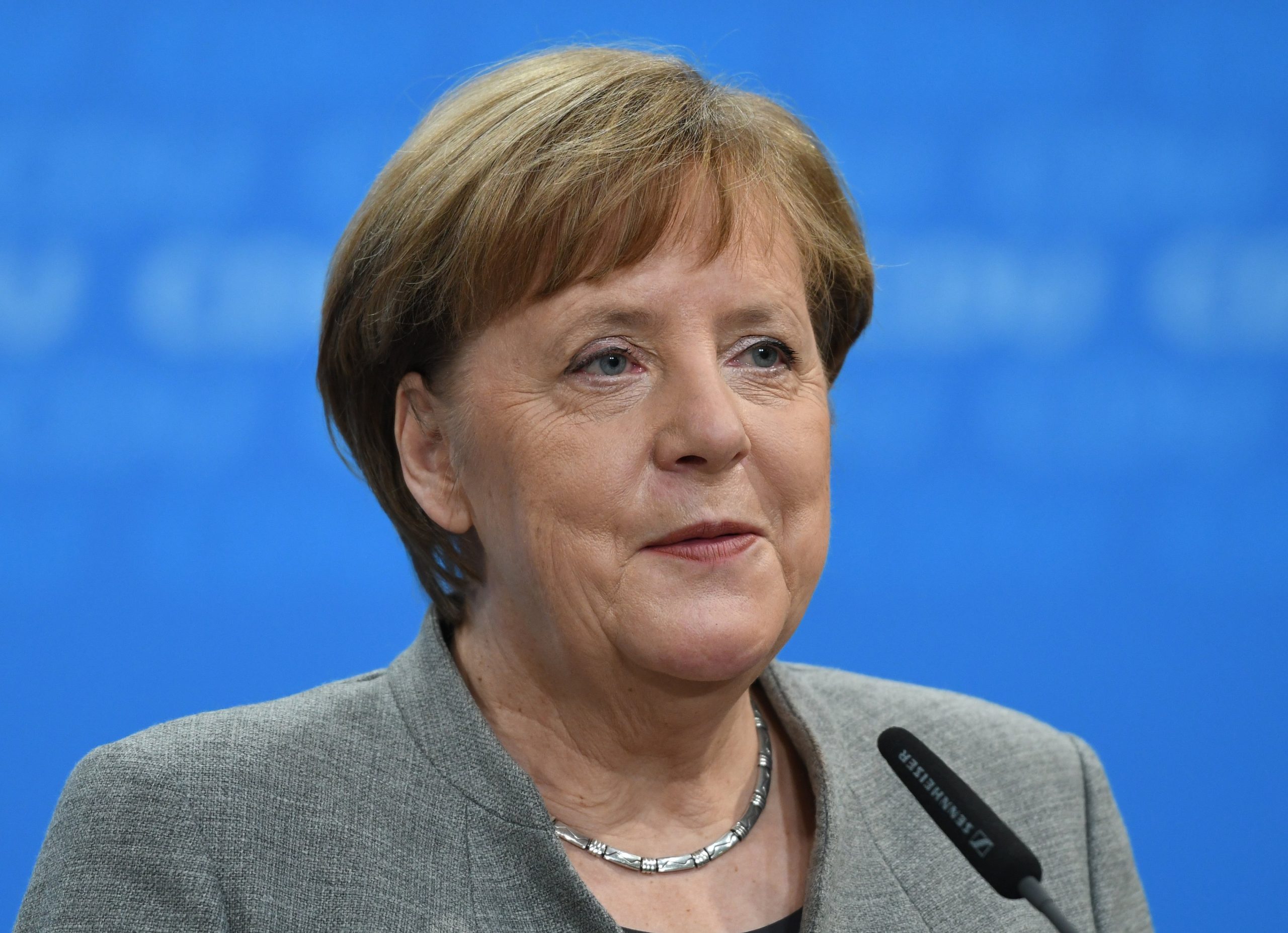 Merkel saúda “Sim” social-democrata e prepara-se para “intensas negociações”