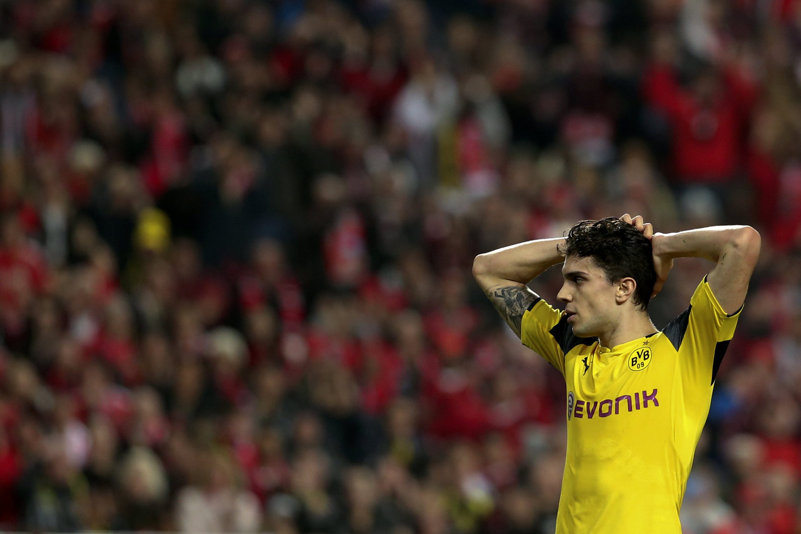 Marc Bartra operado ao pulso direito