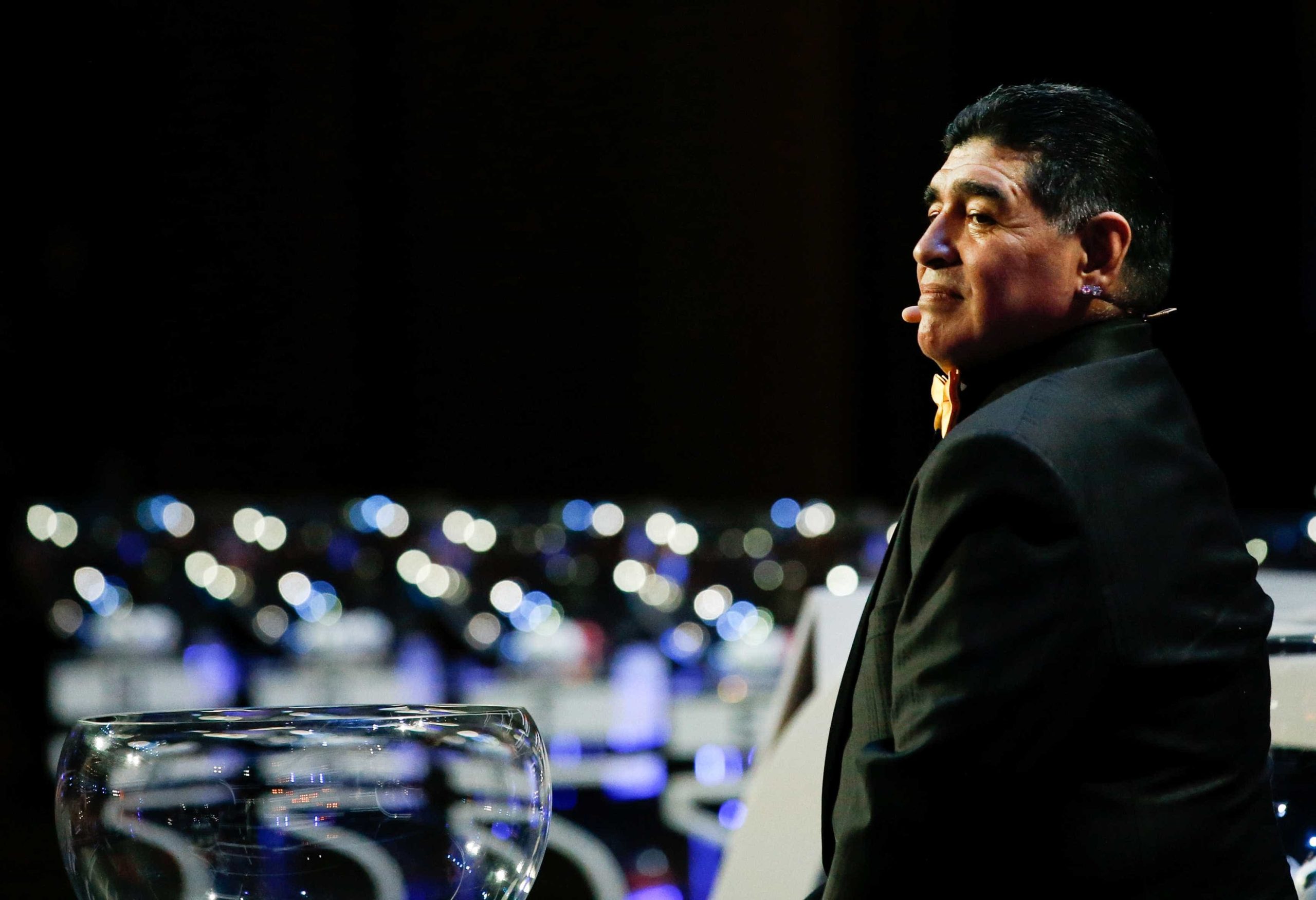 Maradona foi assistido por paramédicos no final do jogo entre Argentina e Nigéria