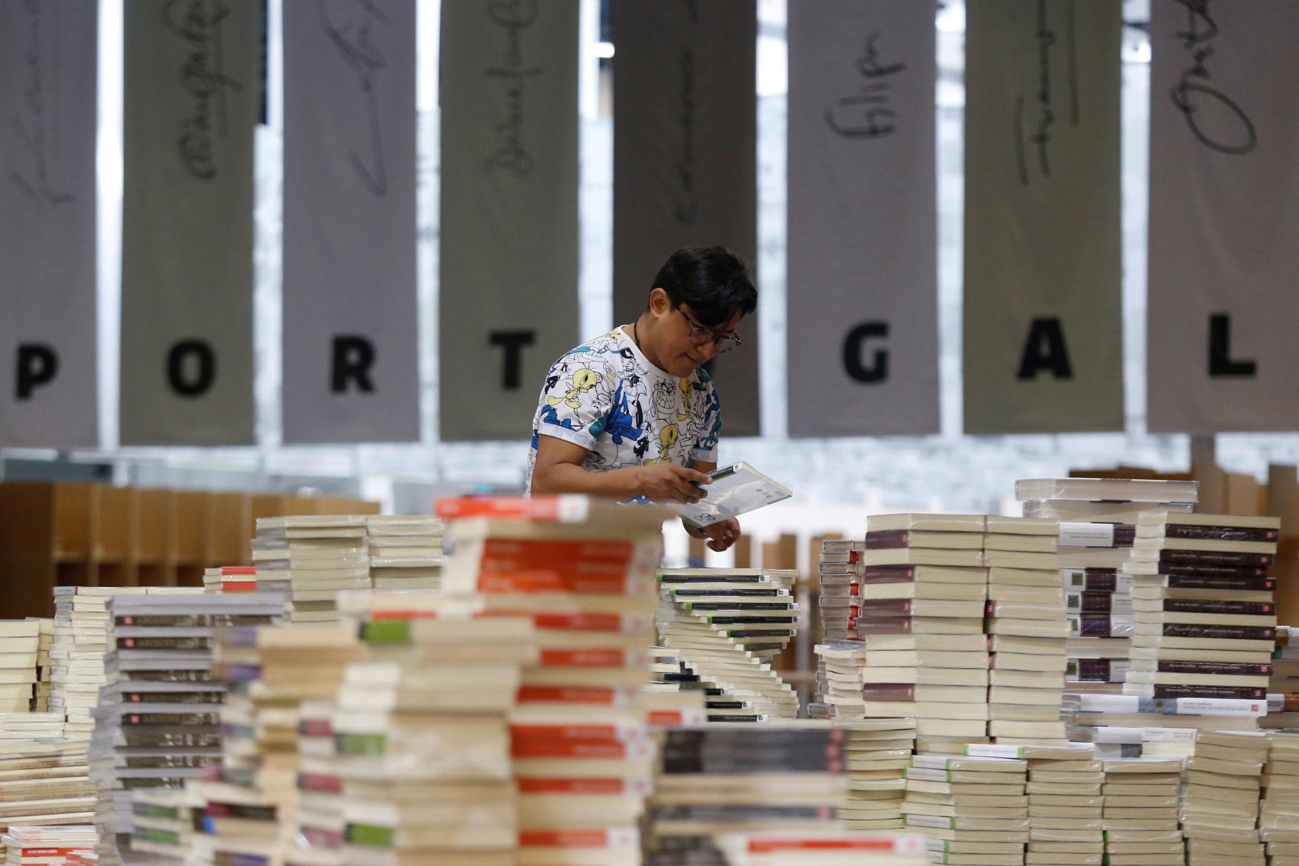 Riso, morte e o poder da palavra, mas em espanhol, na Feira do livro de Guadalajara