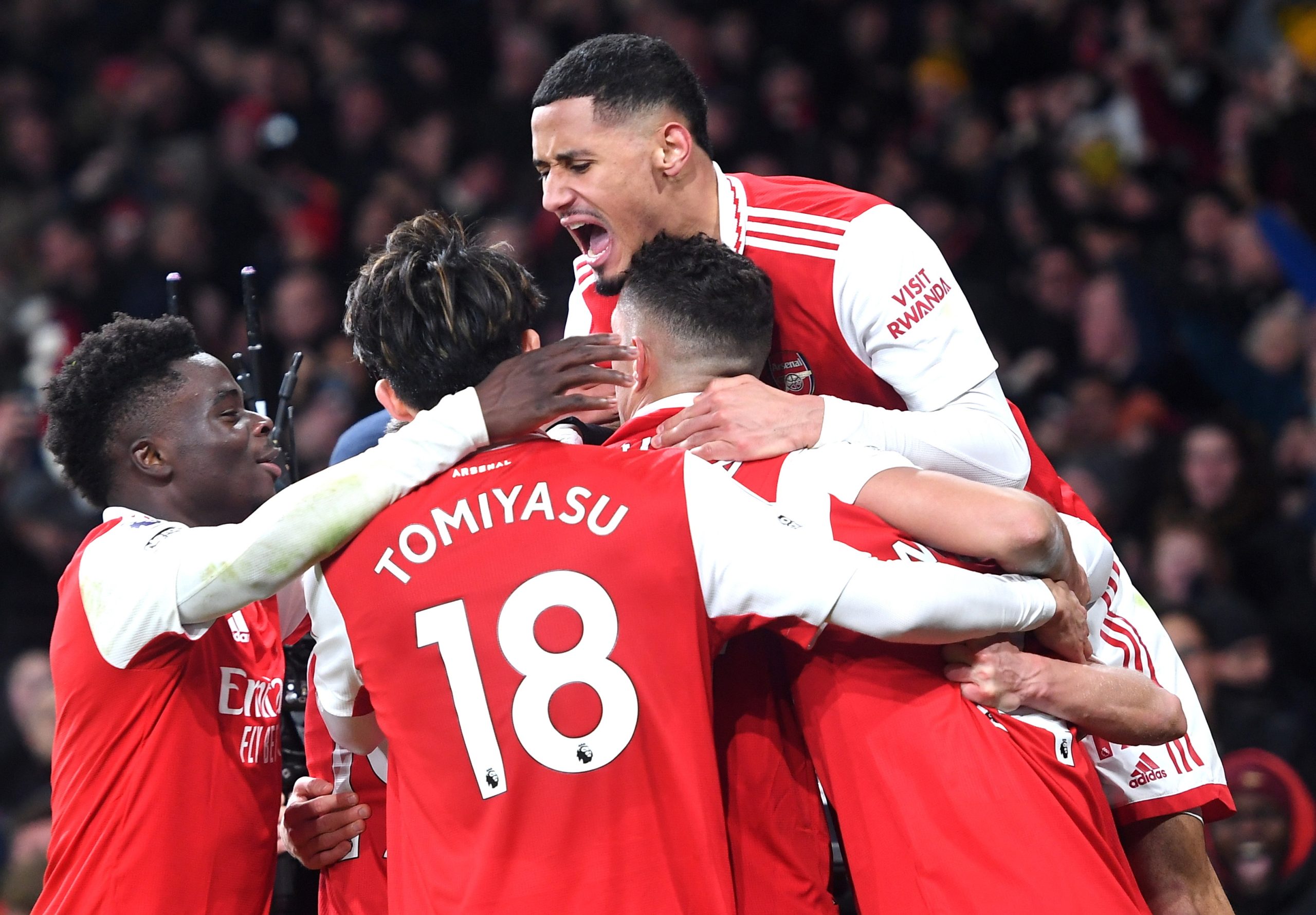 Arsenal vence United por 3-2 com golo ao minuto 90 e mantém distância para o City