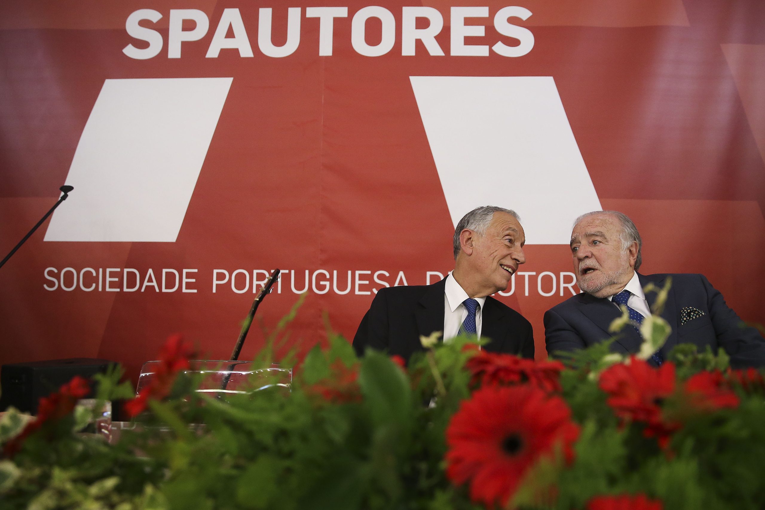 Marcelo condecora Alegre, Sousa Ribeiro e Barbosa de Melo no 5 de Outubro