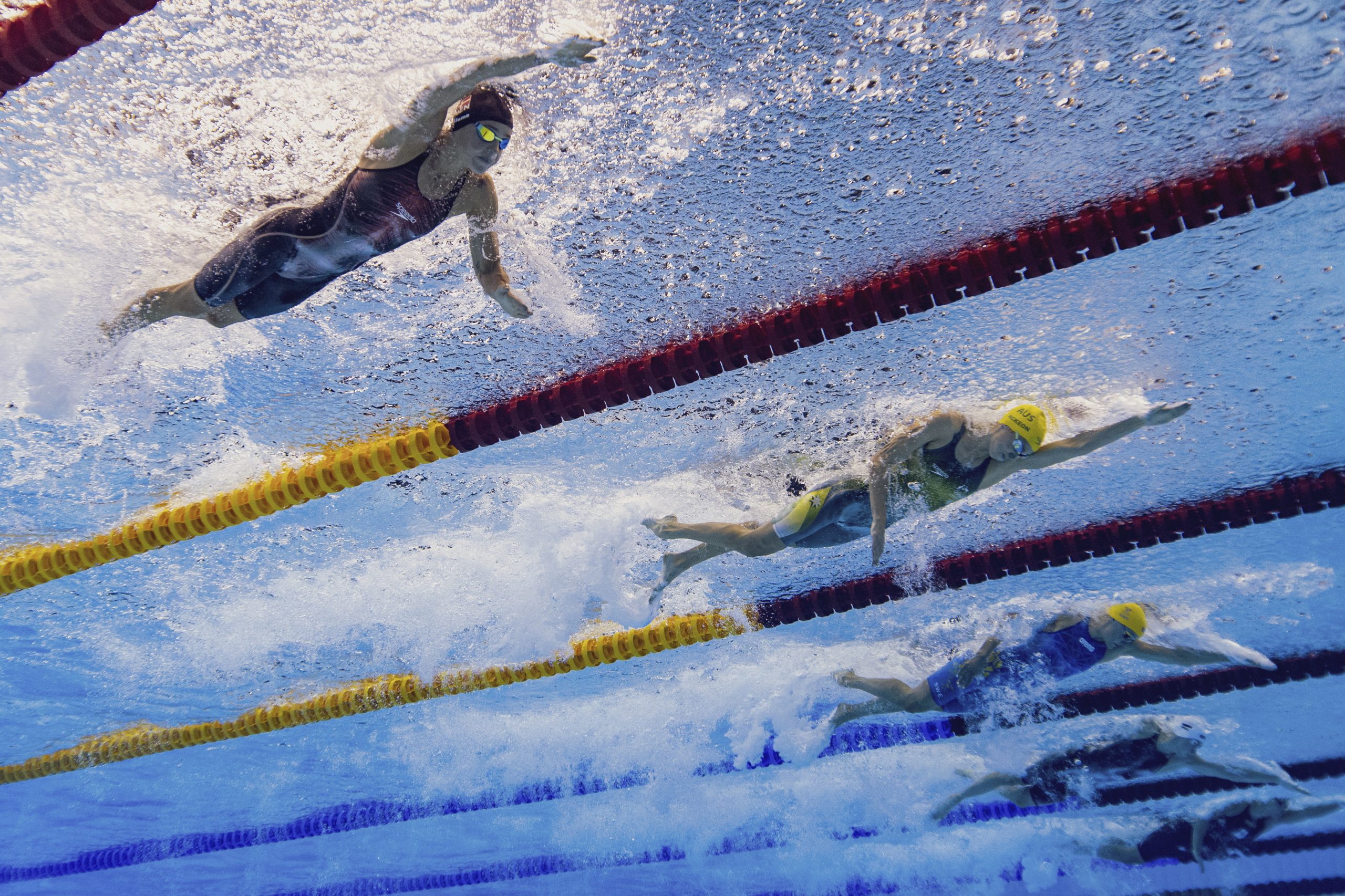 Cinco ouros para um, sete pódios para outro. Caeleb Dressel e Emma McKeon foram os ‘reis’ da piscina em Tóquio