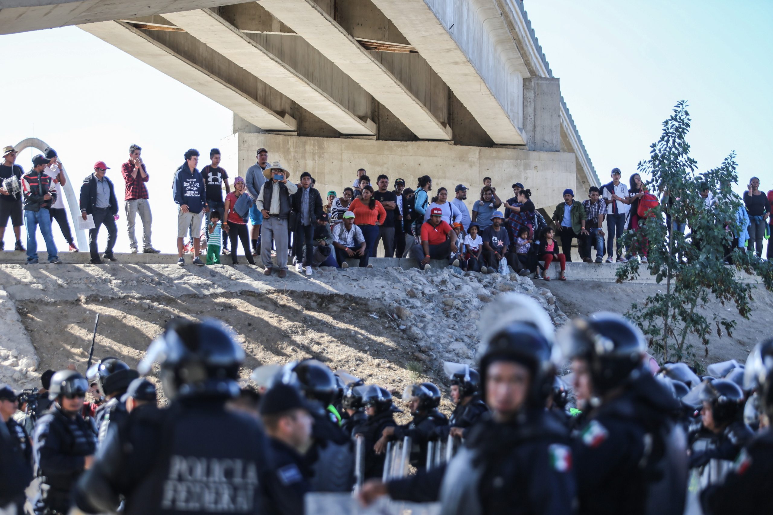 Governo dos EUA volta a fechar fronteira com o México devido a “avalancha” de migrantes