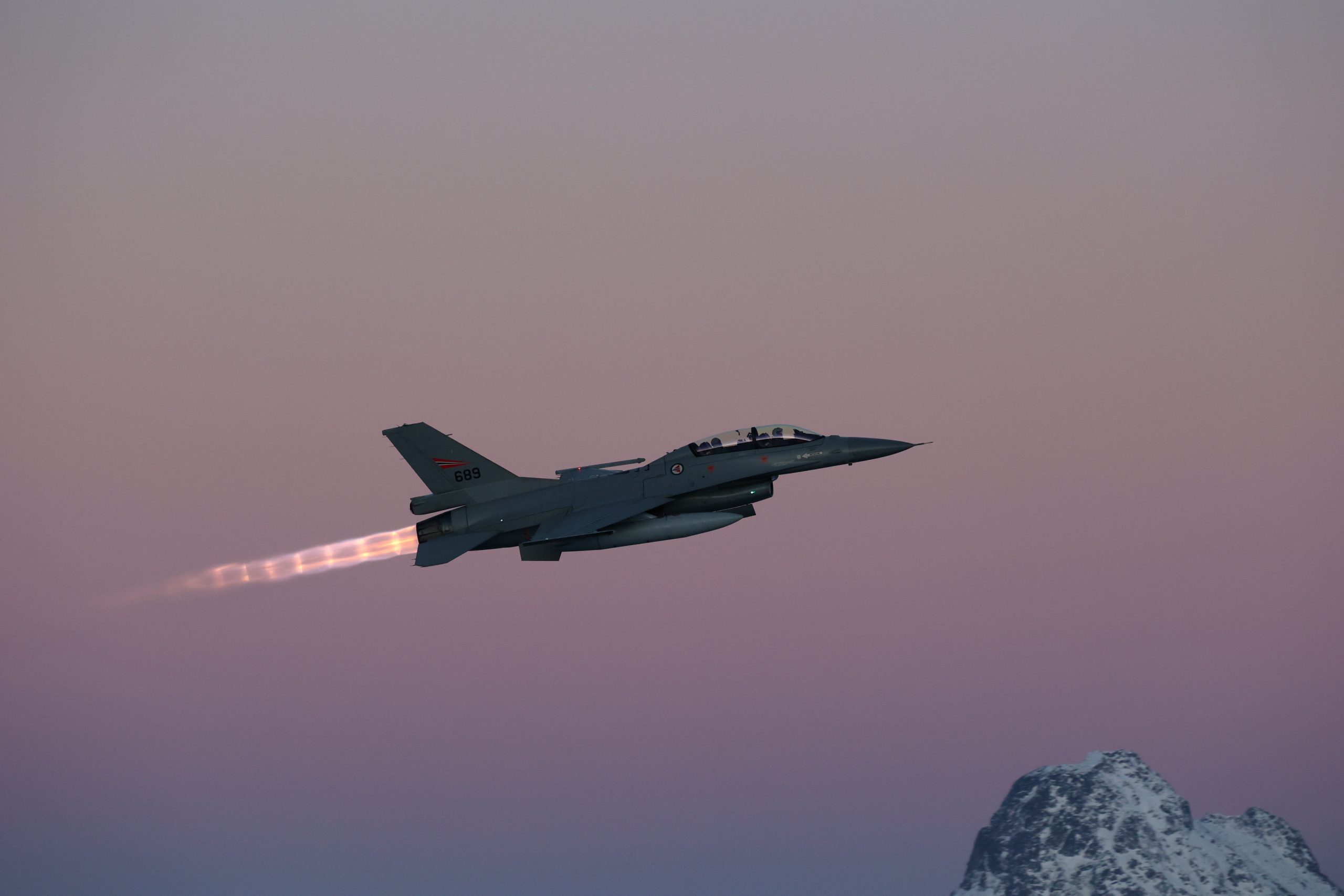 Países Baixos vão enviar mais seis caças F-16 elevando total para 24