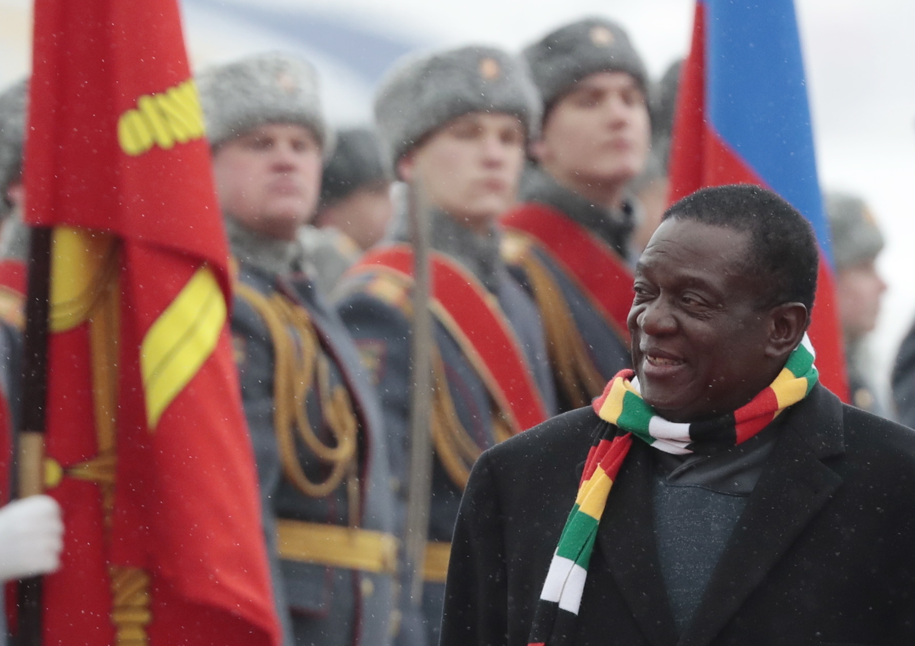 Presidente do Zimbabué interrompe viagem e regressa ao país após repressão